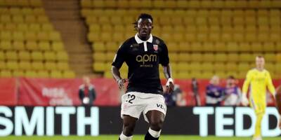 Le défenseur de l'AS Monaco Mohammed Salisu en dédicaces ce vendredi soir au stade Louis-II avant Monaco-Lille