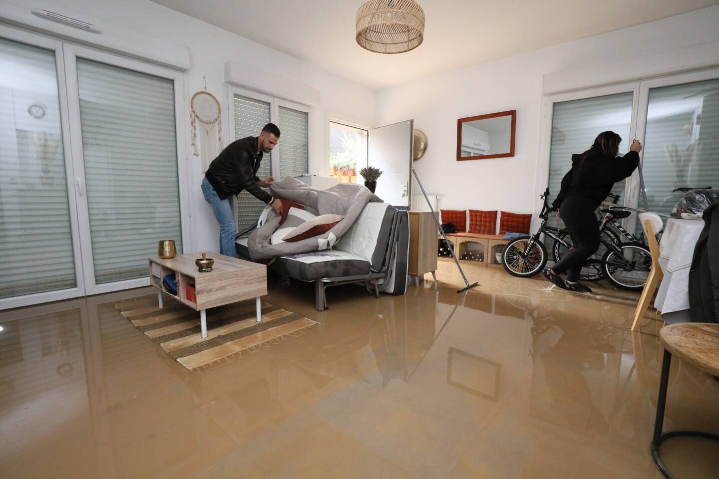 À Mouans-Sartoux, ce couple a vu son appartement inondé par les intempéries Avec résignation et une pointe de désespoir, son compagnon et quelques voisins amis s’activent sans relâche à la tâche. Mais avec colère aussi. Car cette inondation, ce n’est pas la première fois.