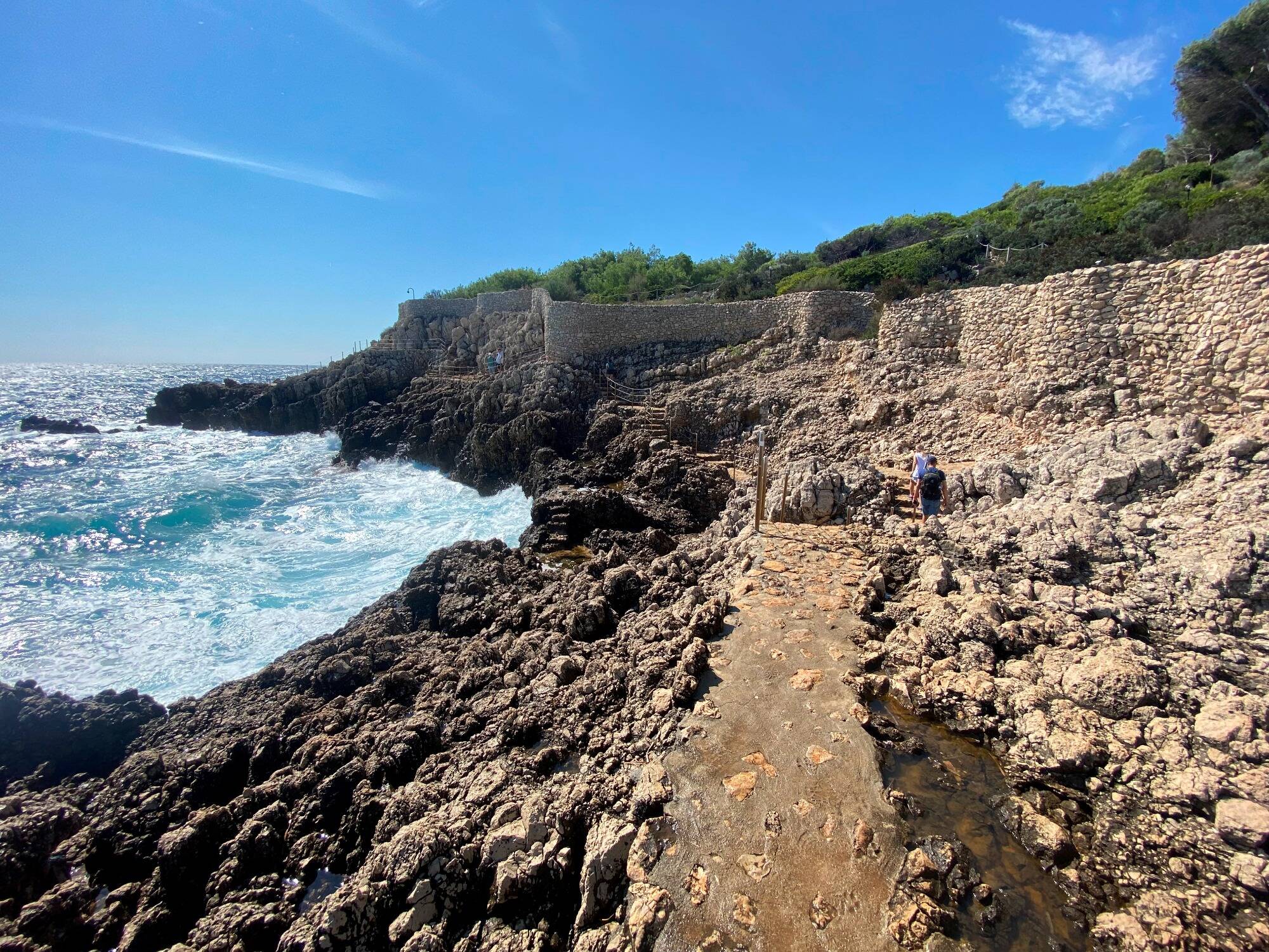 Antibes ferme son sentier du littoral "au moins" jusqu'à ce mardi à cause de la forte houle