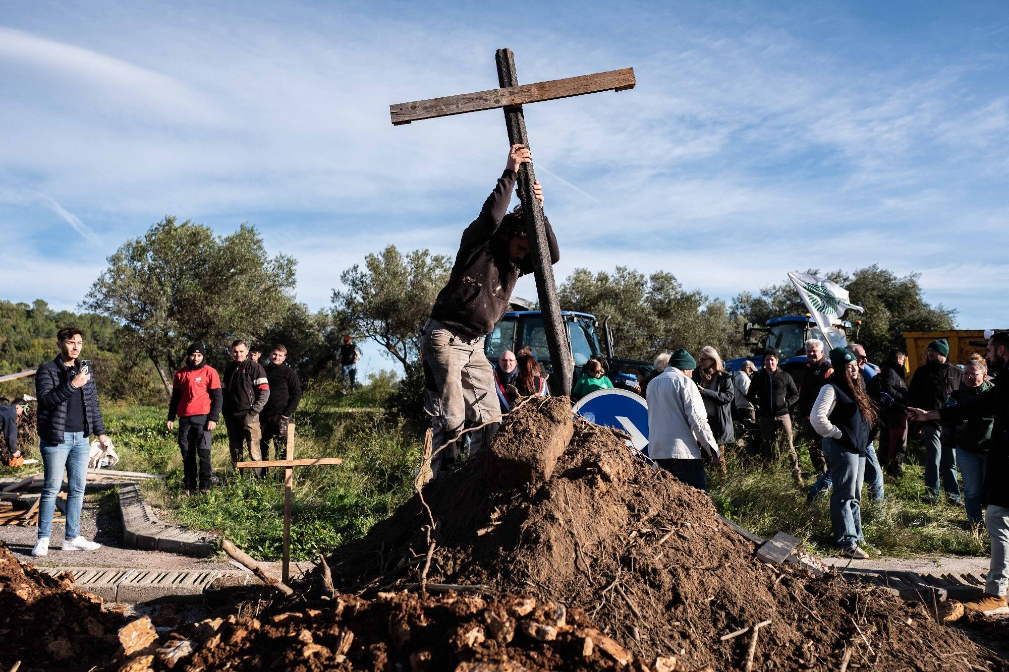 Colère des agriculteurs: 200 personnes sur place, une cinquantaine de tracteurs, circulation fermée... le point sur la situation au Cannet-des-Maures ce lundi matin