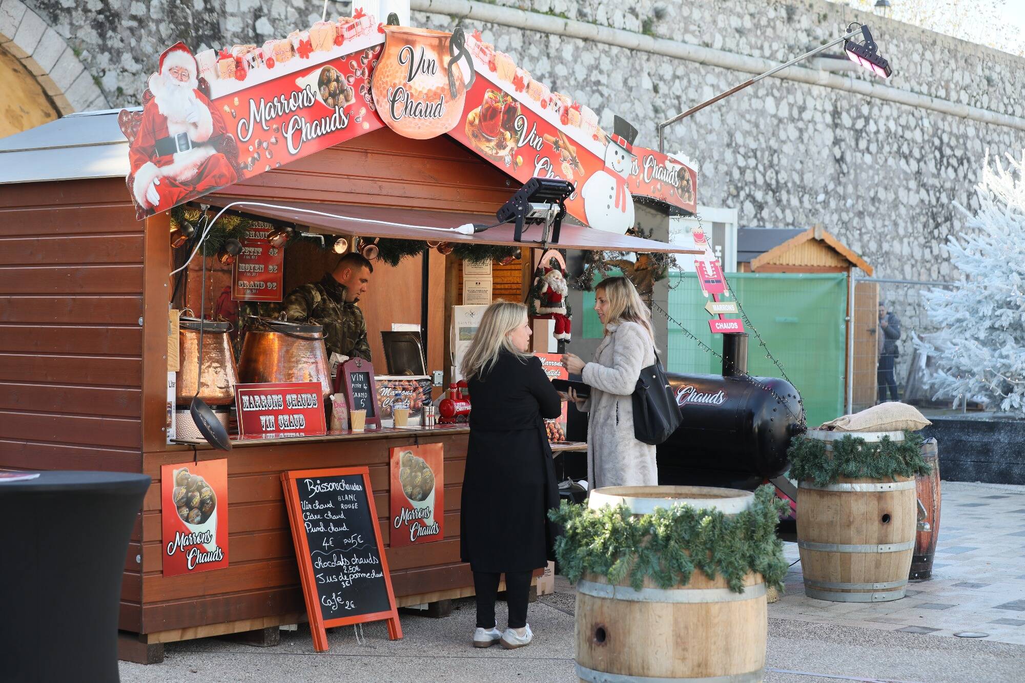 A Antibes, fermeture du marché de Noël et de la patinoire à cause du vent