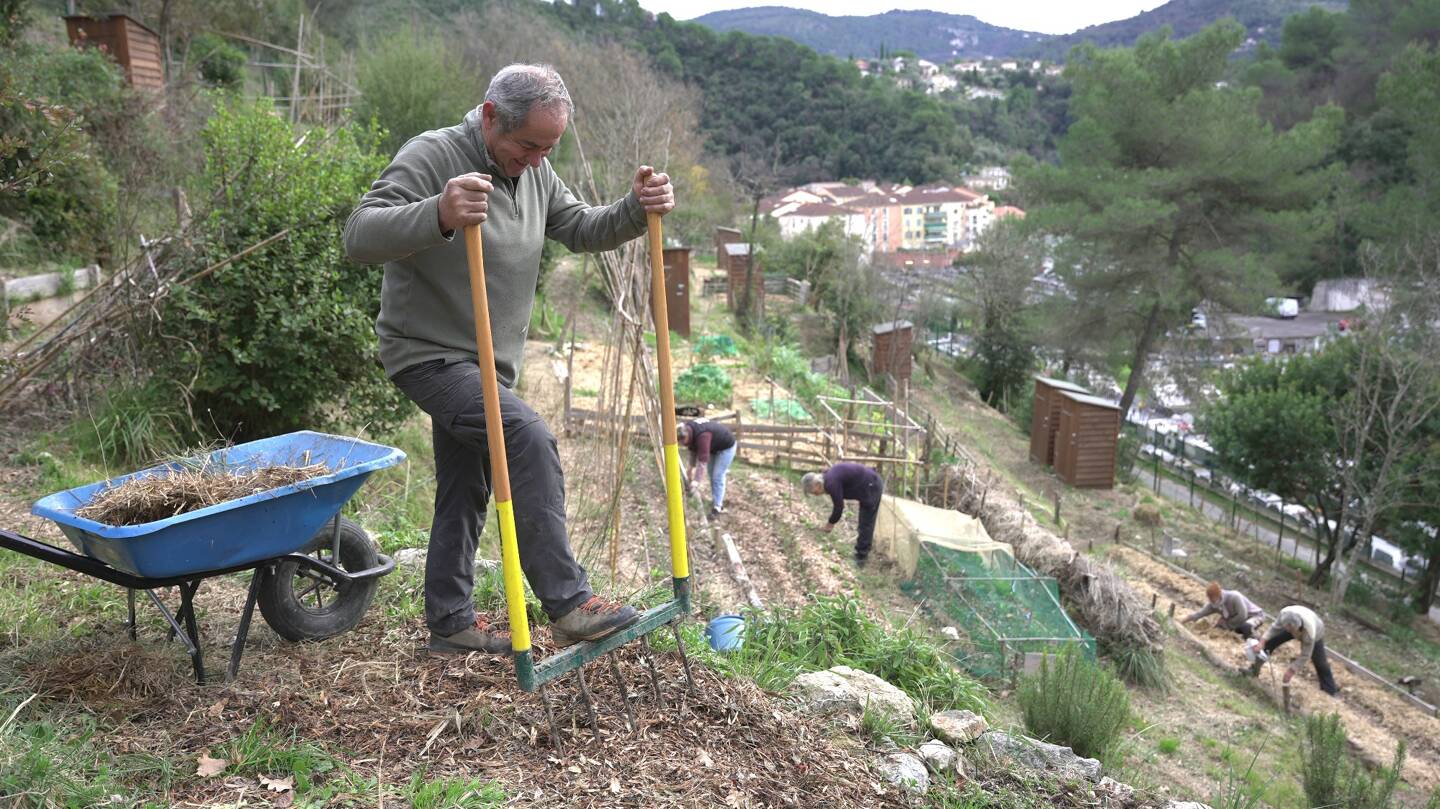 Arnaud Martin aère la terre avec une grelinette, un outil qui permet de ne pas déstructurer le sol.