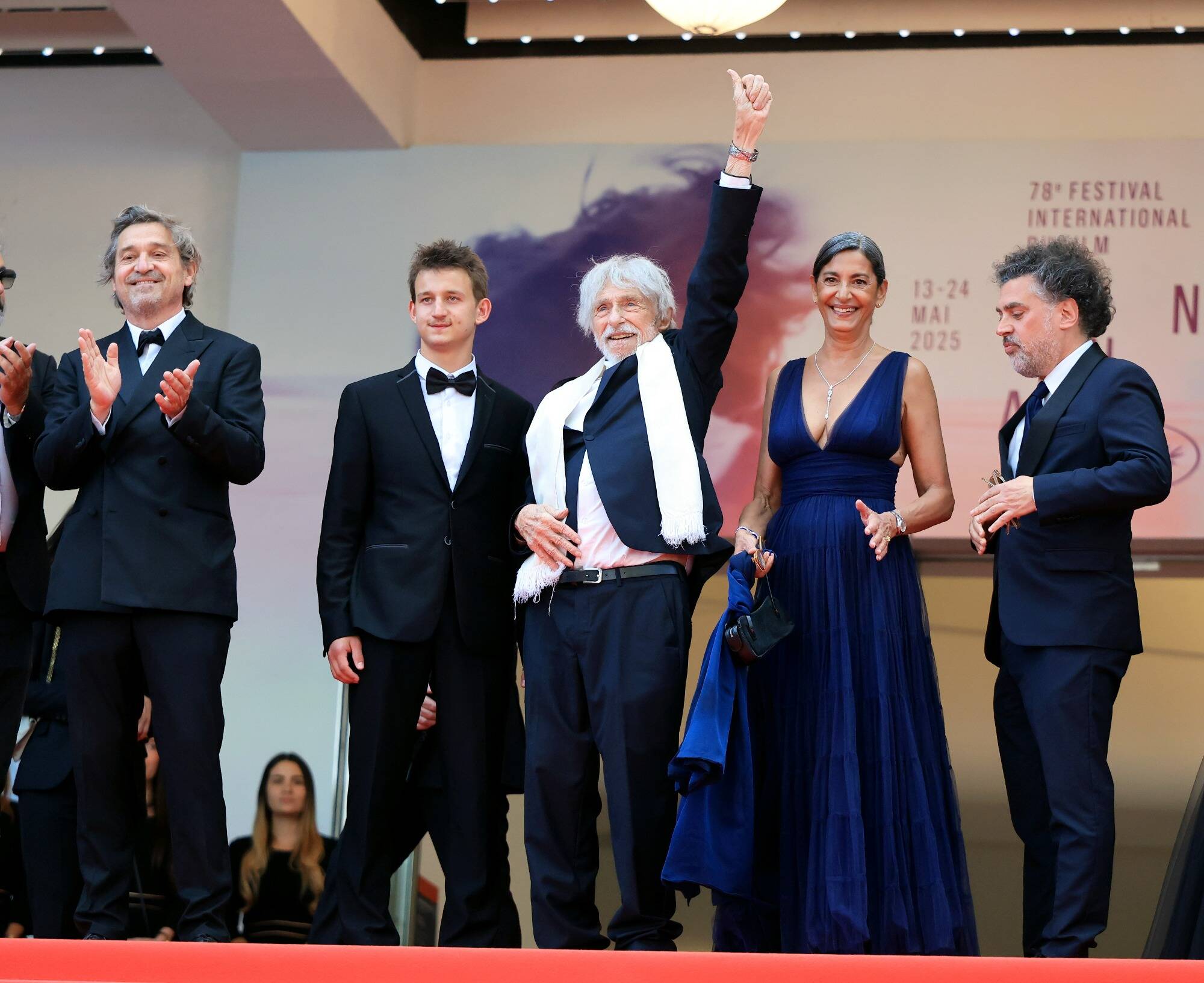 78e Festival de Cannes: moment suspendu en haut des marches, tous les photographes déposent leurs appareils pour applaudir Pierre Richard, 90 ans