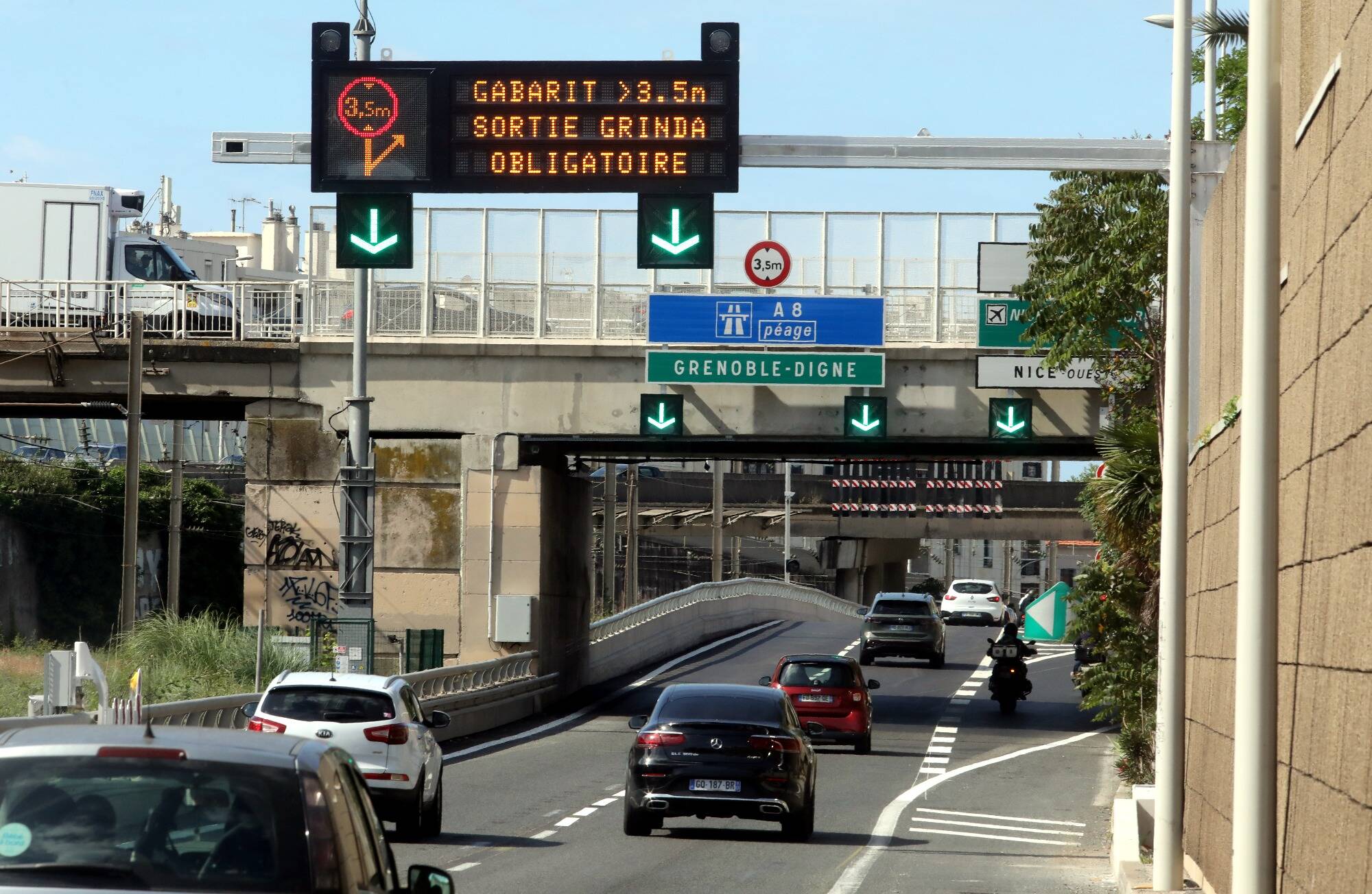 Accident grave sur la voie rapide à Nice: la passagère grièvement blessée était-elle victime d'un enlèvement?