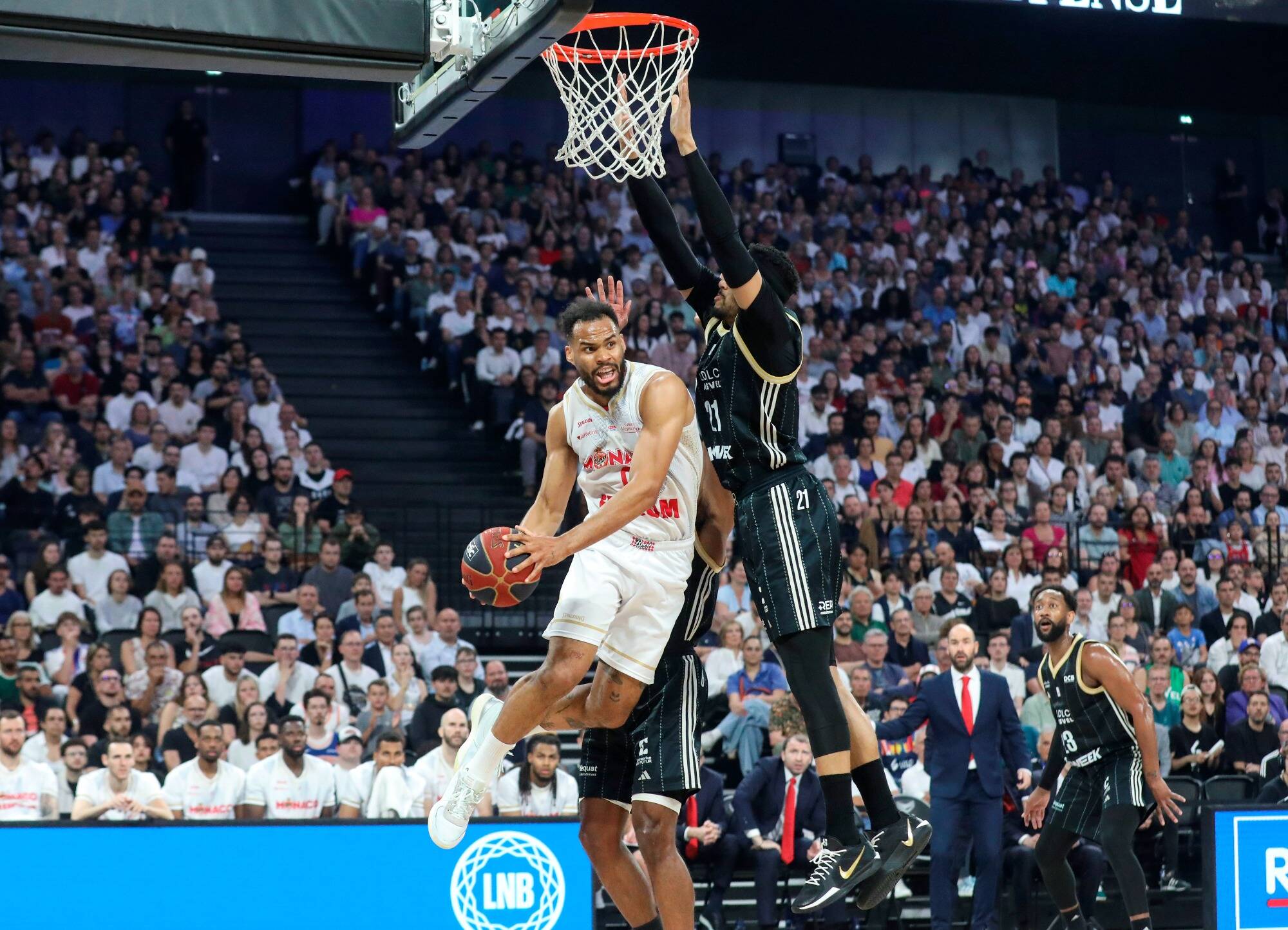 "On s'est dit qu'il fallait se bouger": dos au mur, l'AS Monaco et Elie Okobo doivent renverser le Paris Basket