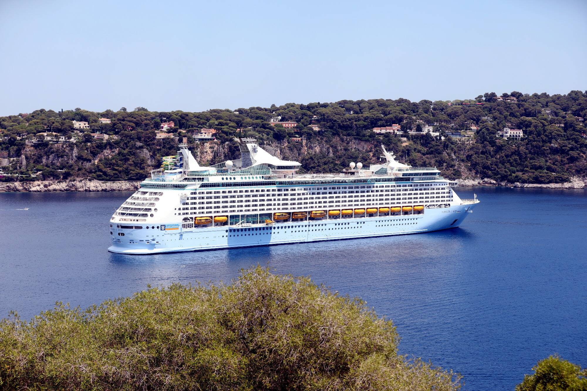 "Une tentative d'embarquement illégale": l'Union maritime 06 fustige Christian Estrosi qui voulait éloigner un bateau de croisières de la rade de Villefranche-sur-Mer