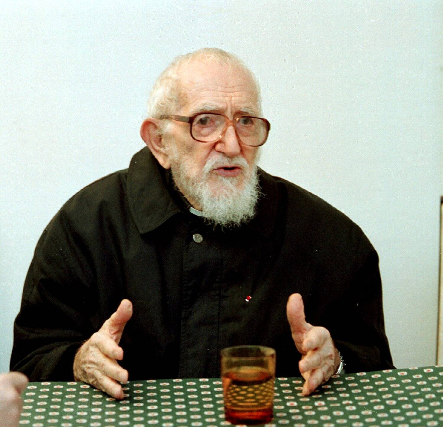 "Il avait du mal à réfréner ses instincts": les témoignages sidérants des victimes présumées de l'abbé Pierre, accusé d'agressions sexuelles