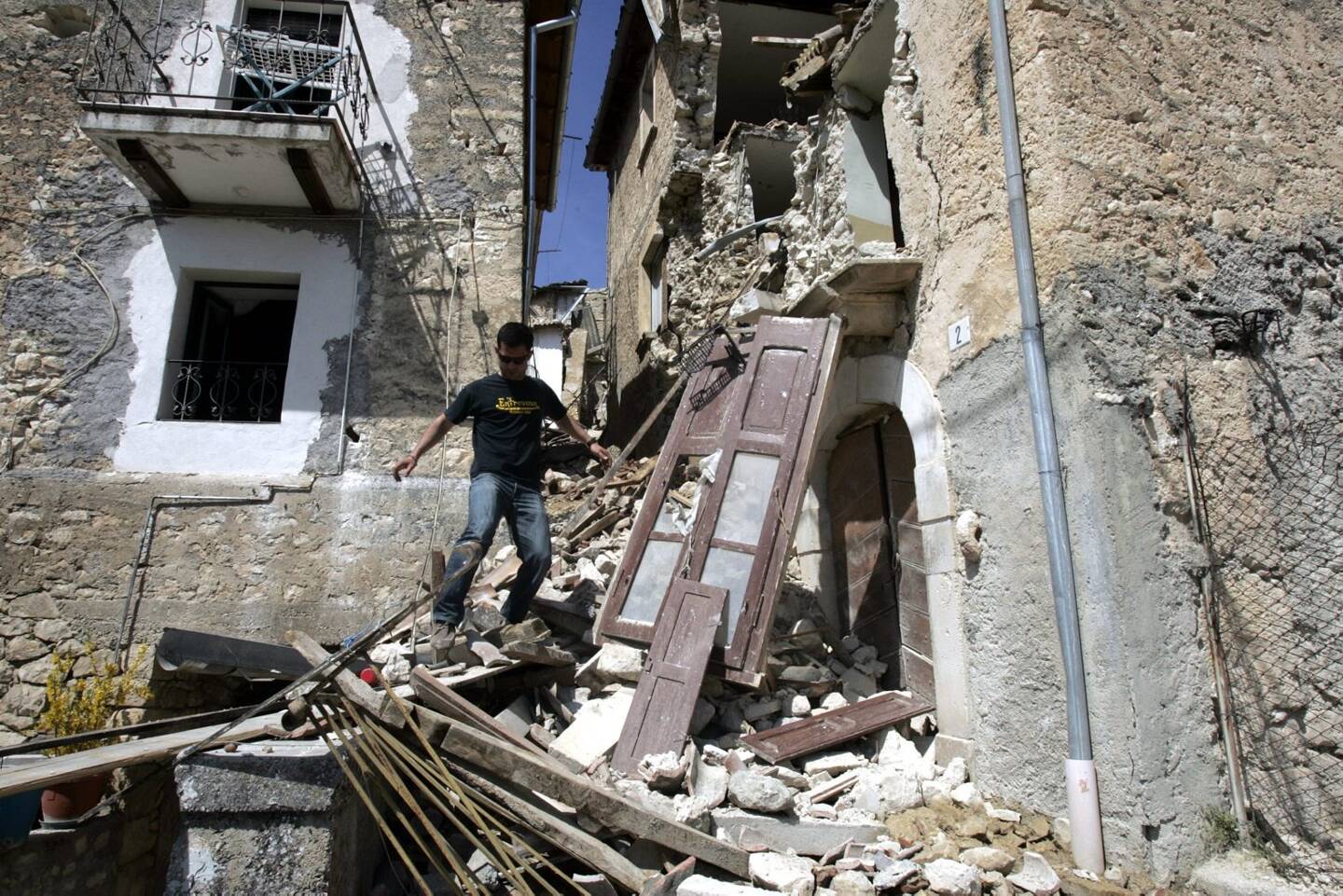 Au lendemain du séisme de l'Aquila en avril 2009, le village d'Onna, dans les Abruzzes, dévasté.