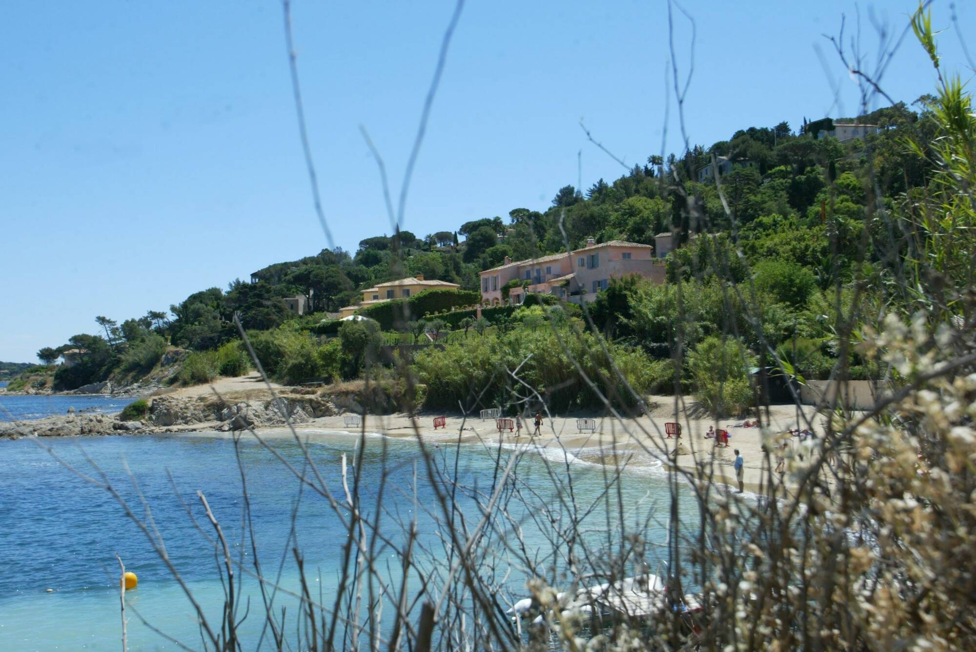 Après le rachat de son hôtel cinq étoiles à Saint-Tropez, le milliardaire Rodolphe Saadé va-t-il mettre la main sur la concession de la célèbre plage des Graniers?