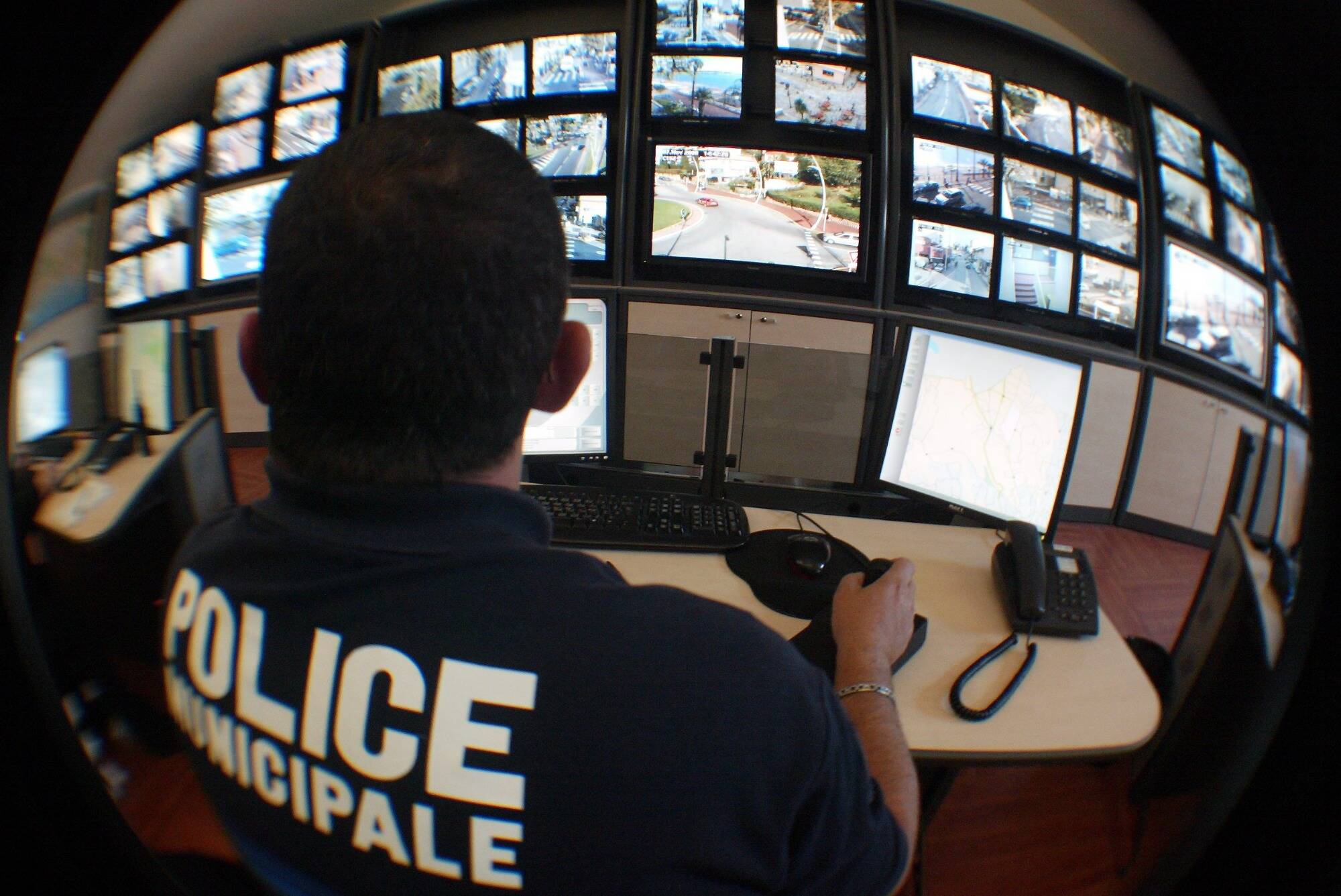 "Il y aura toujours plus de caméras et toujours plus d'utilisation de l'intelligence artificielle" à Nice, affirme Estrosi