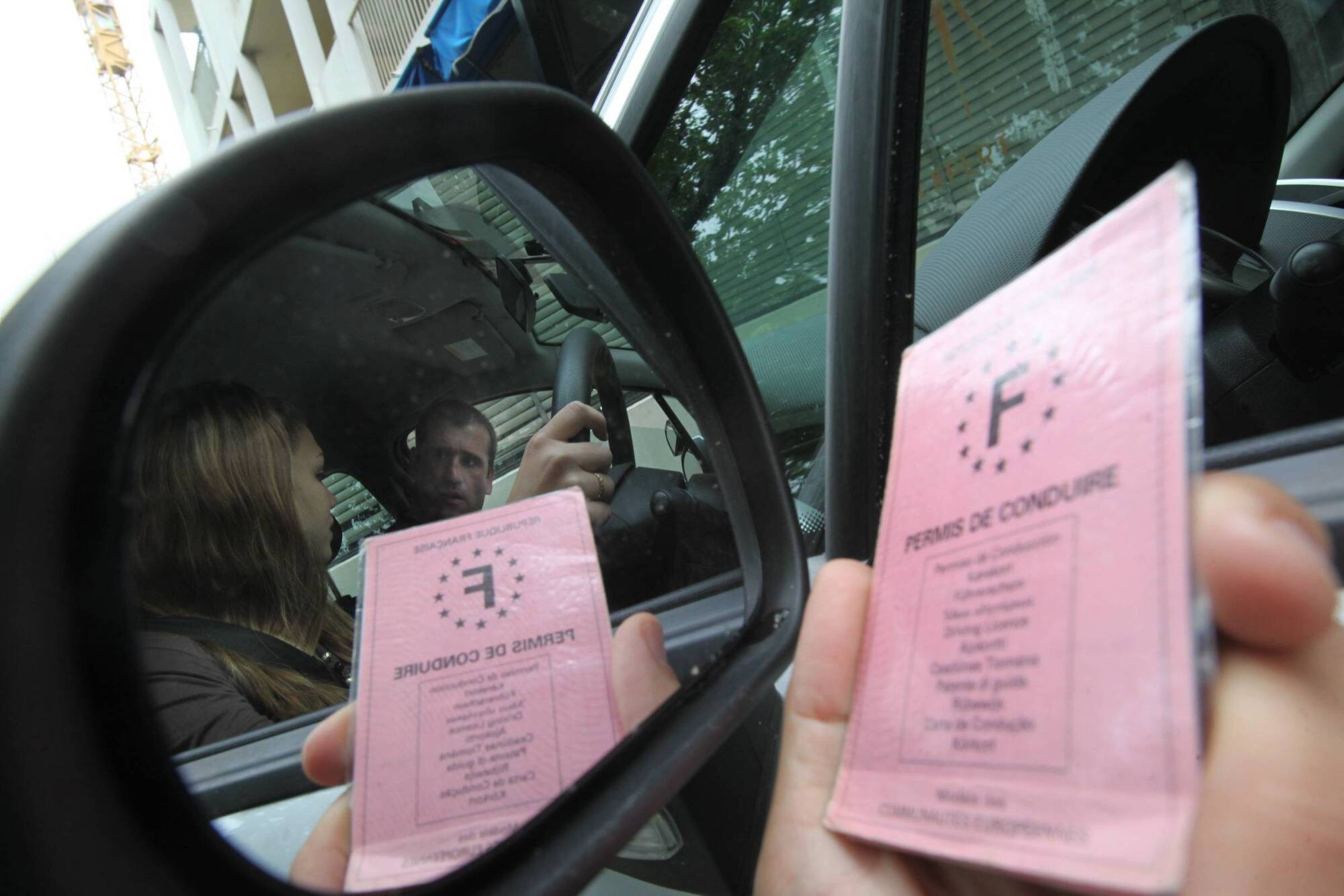 Il se fait arrêter par les gendarmes et découvre qu'il roule sans permis depuis 40 ans