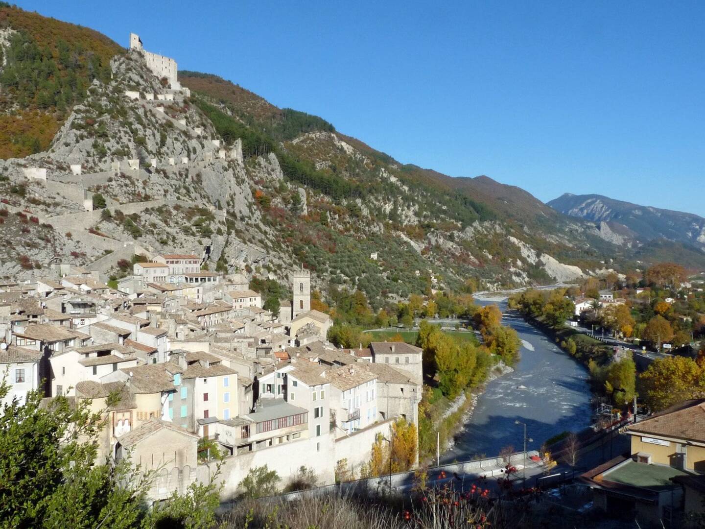 Une vue générale d'Entrevaux. 