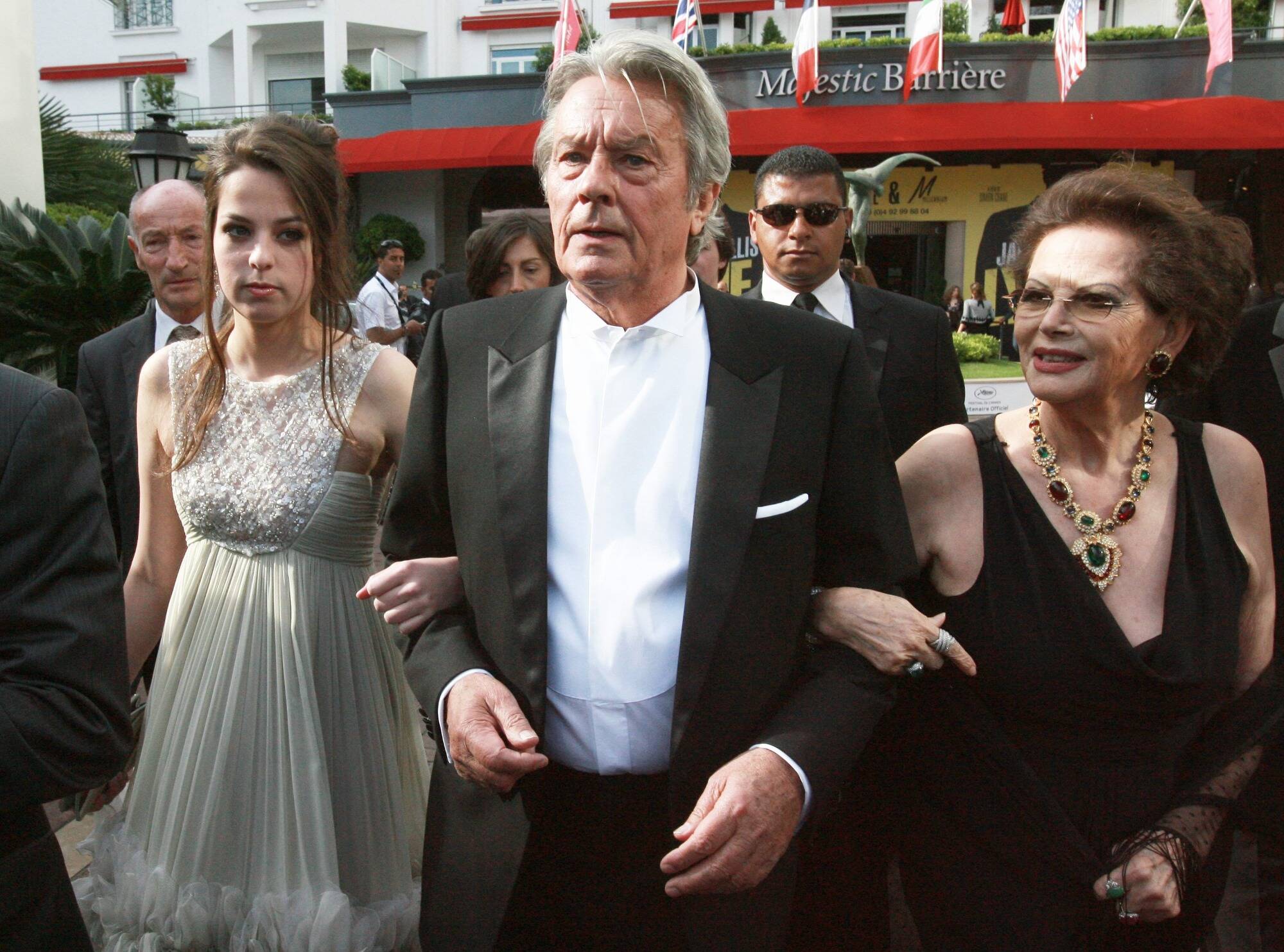 "On est en train de te prendre pour un débile (...) et moi une conne": mystérieux report du procès entre les enfants Delon