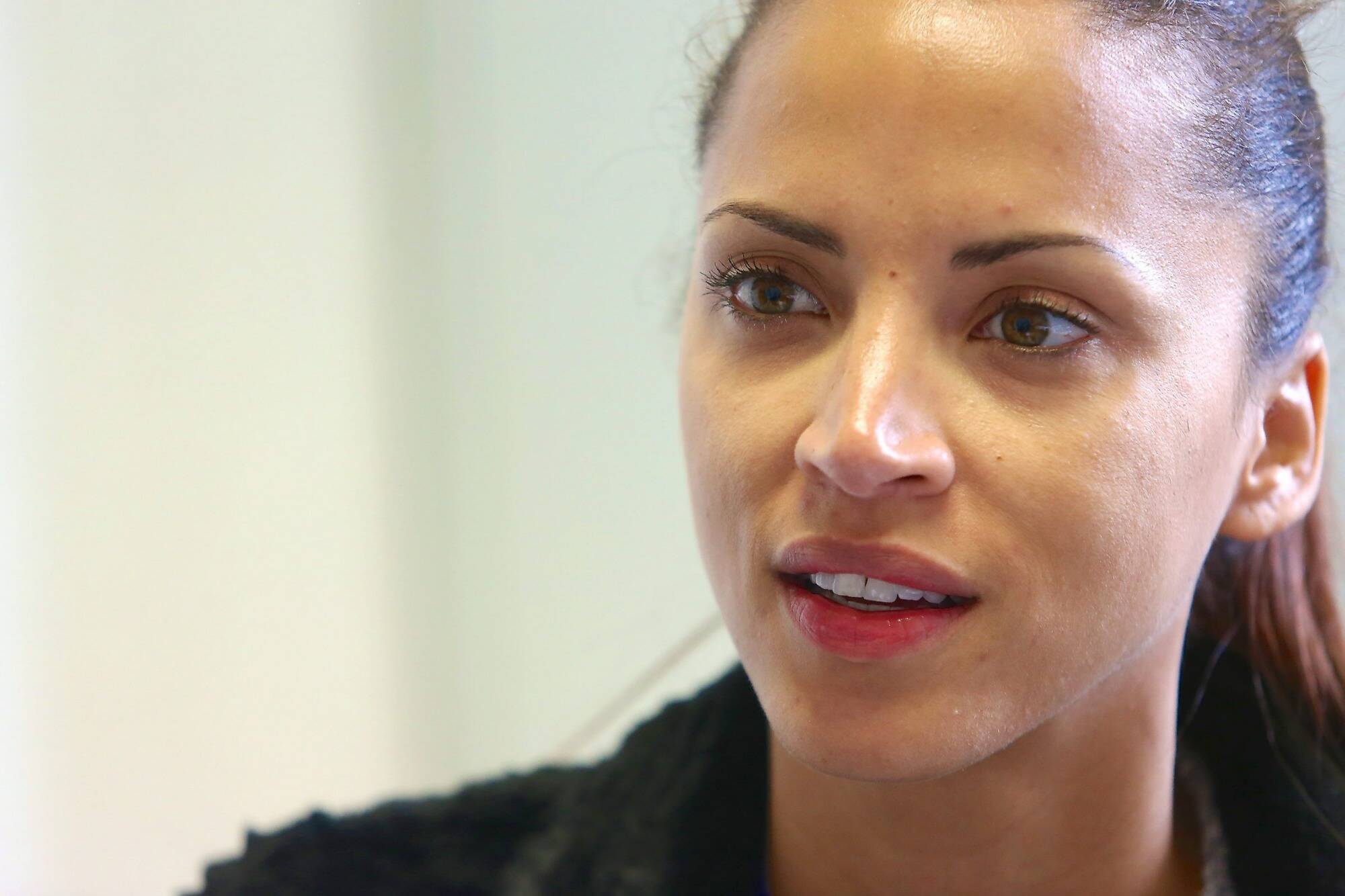 "Là je me suis dit, il y a peut-être un problème": la mannequin Noémie Lenoir se confie pour la première fois sur ses problèmes d'alcool