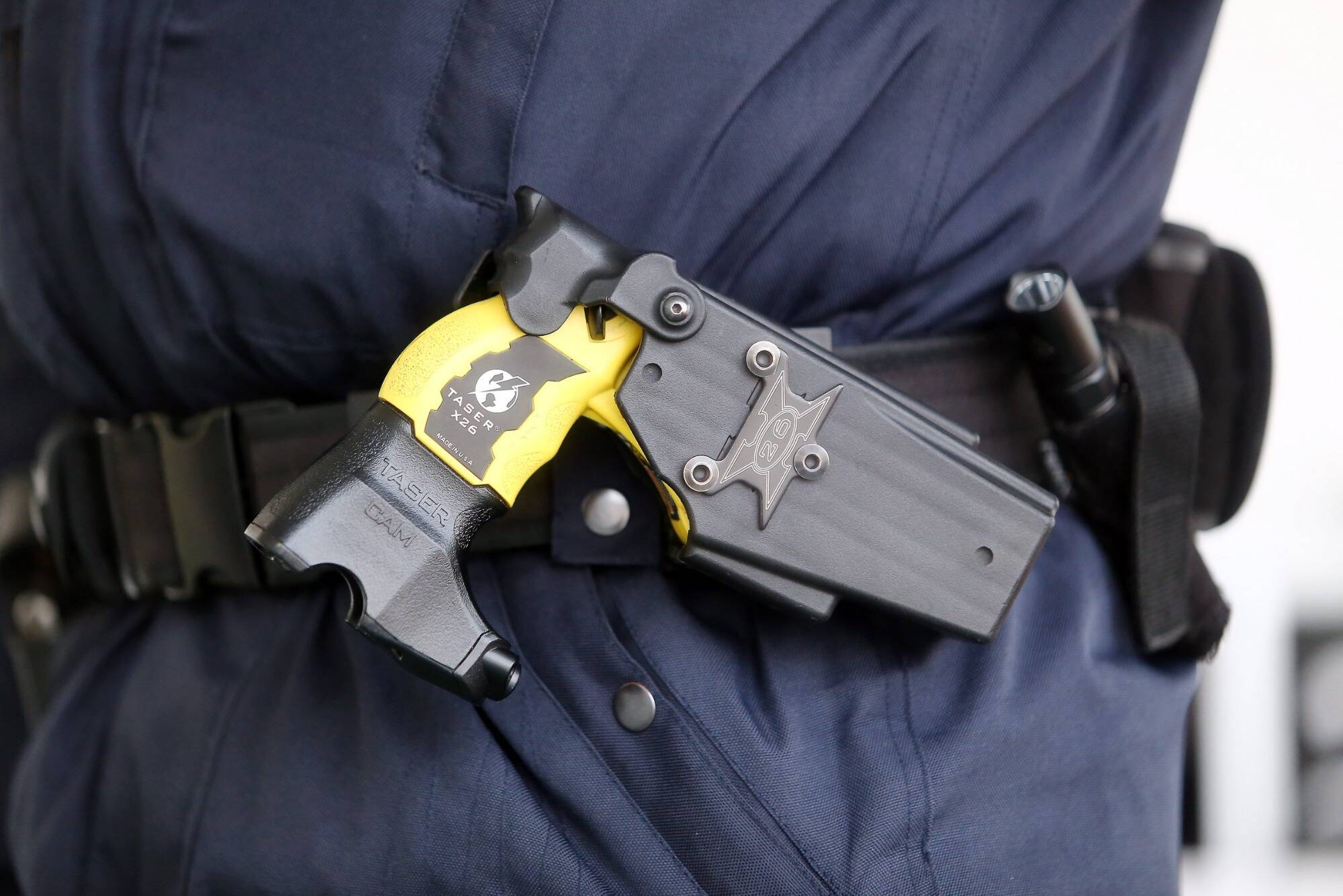 Une policière qui avait visé un collègue avec un taser a été reconnue coupable mais dispensée de peine