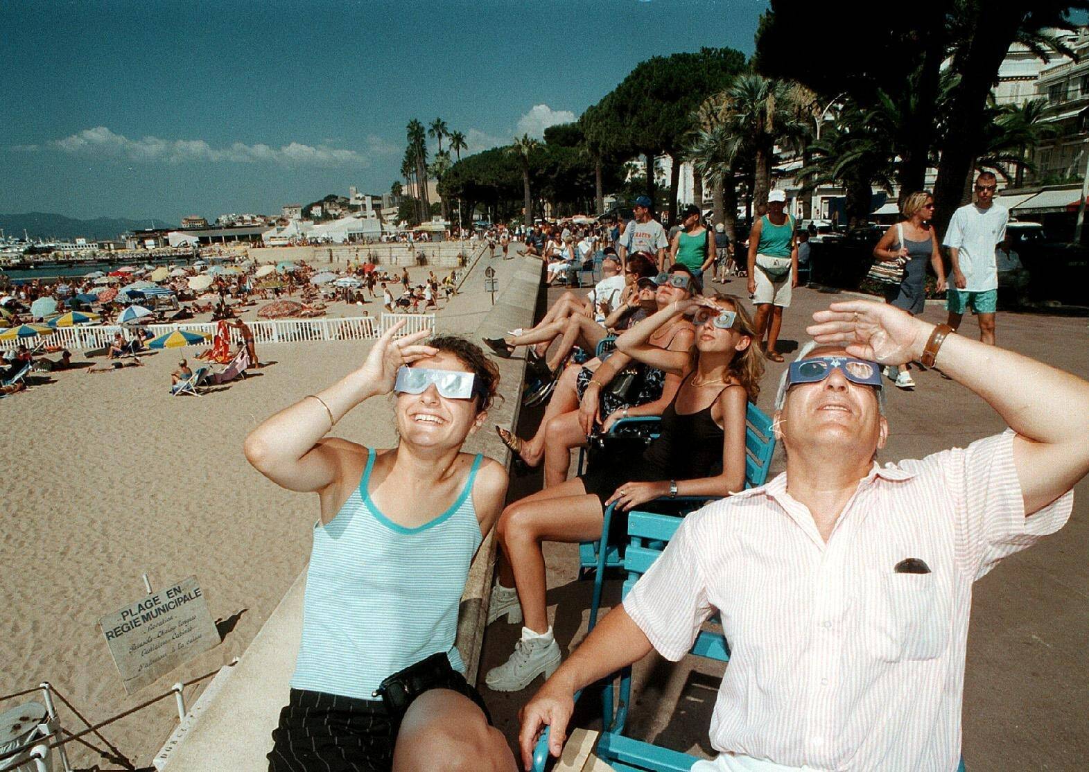 Retour en août 1999 quand les Azuréens contemplaient l'éclipse solaire... et qu'un Varois se brûlait un Sil