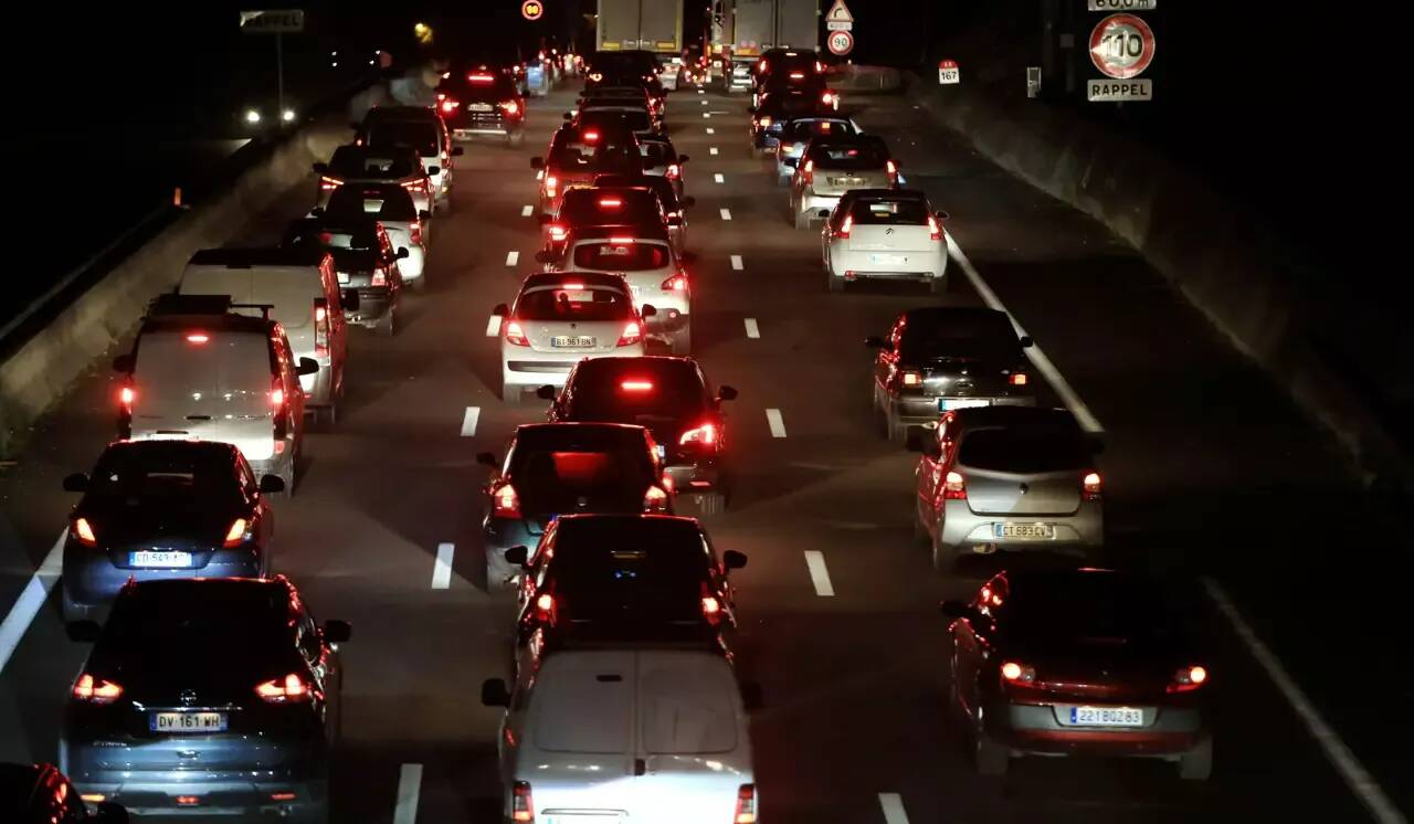 "Il aurait cherché à traverser les voies": qui était l'homme retrouvé mort sur l'A8 en pleine nuit?