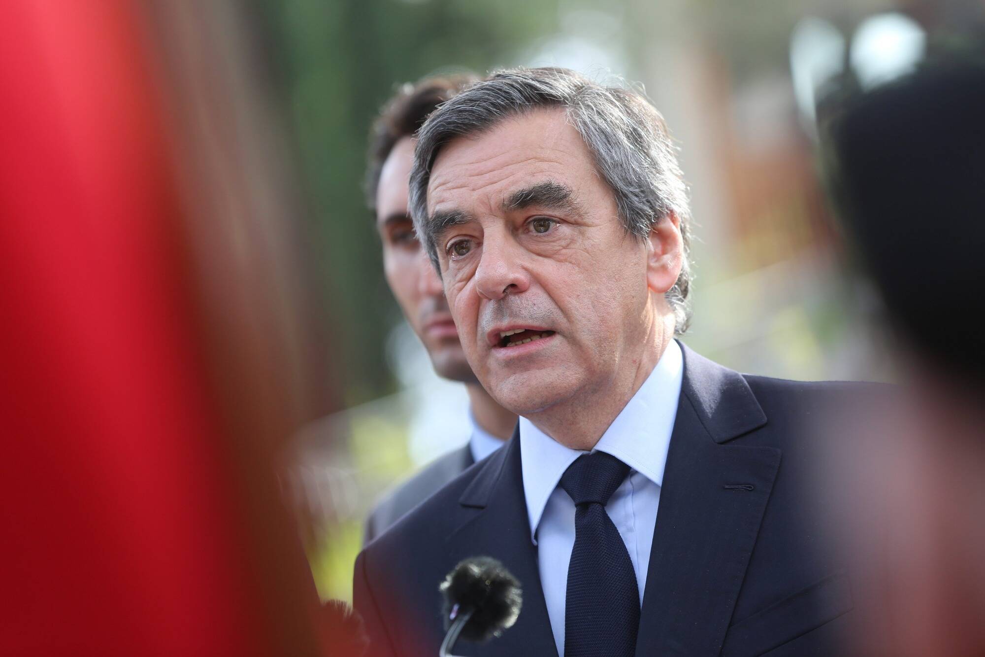 Pour François Fillon, Volodymyr Zelensky n'est pas "le héros irréprochable magnifié par les Européens"