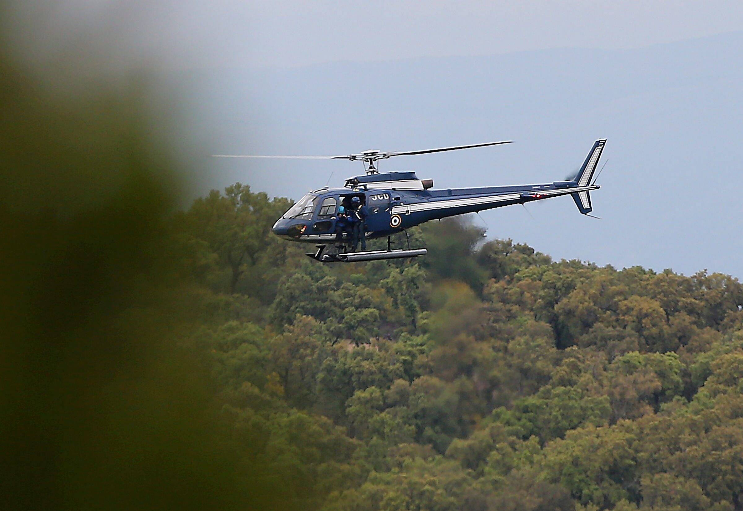 Helicoptere Qui Tourne Au Dessus Des Maisons 2022 Mais pourquoi un hélicoptère de la gendarmerie survole le quartier des  Moulins à Nice? - Nice-Matin