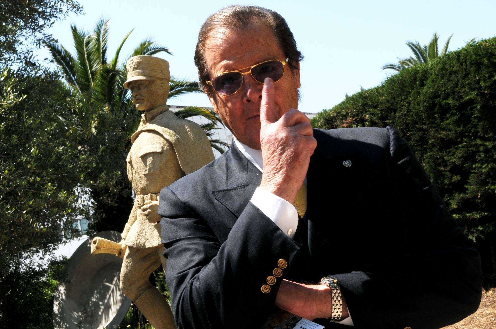 Enterré à Monaco, la tombe de la star Roger Moore a été profanée