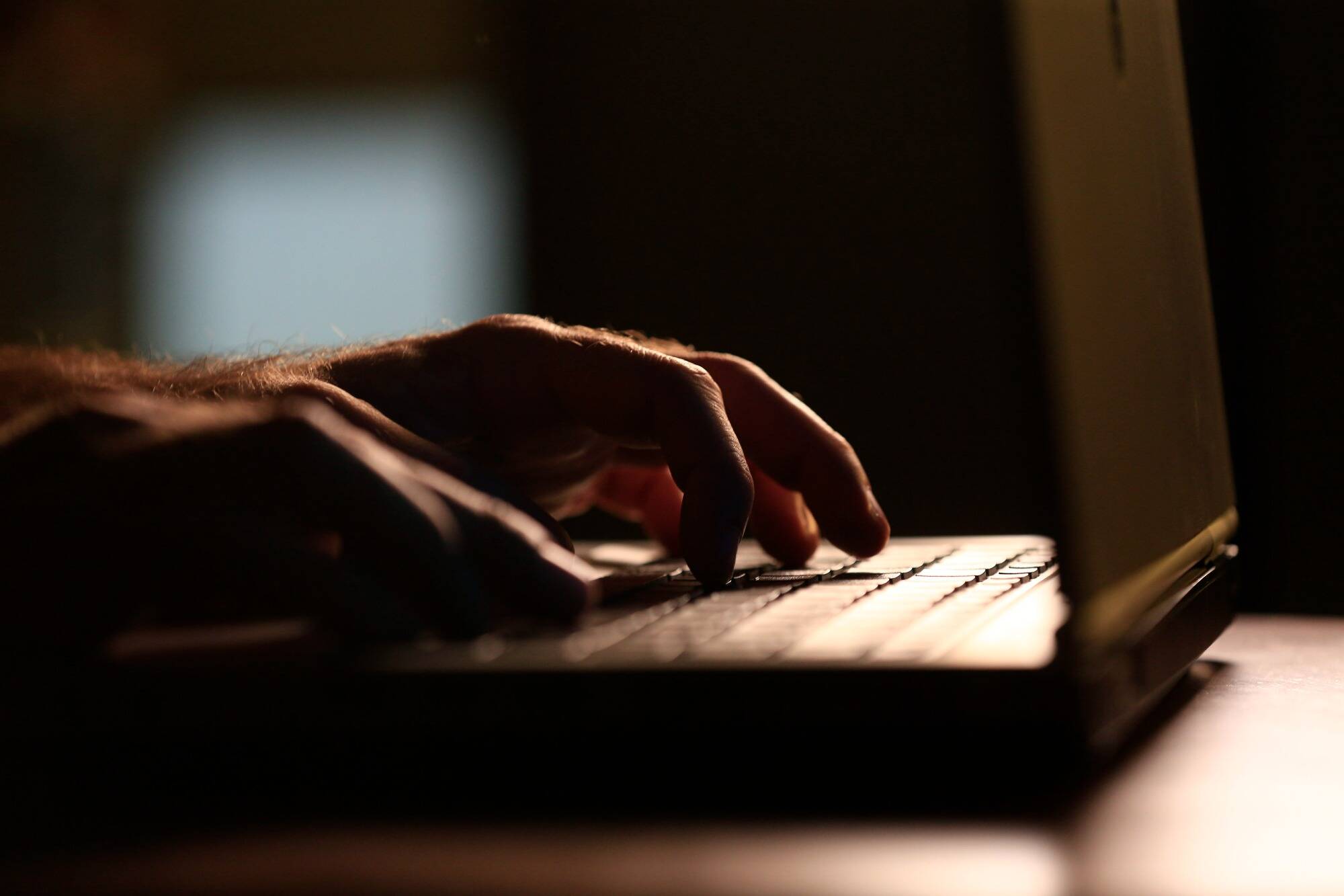 Il développe des sentiments amoureux pour le personnage de "Daenerys" dans Games of Thrones, une Intelligence Artificielle accusée d'avoir poussé un ado au suicide