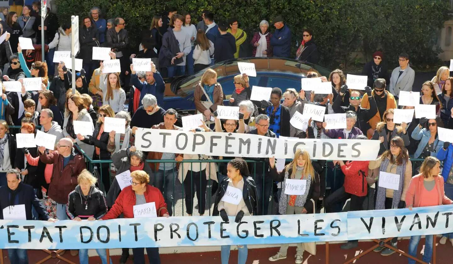 Hommes et femmes ont formé une chaîne humaine à Grasse pour dire "non aux féminicides" le 7 mars 2020. 