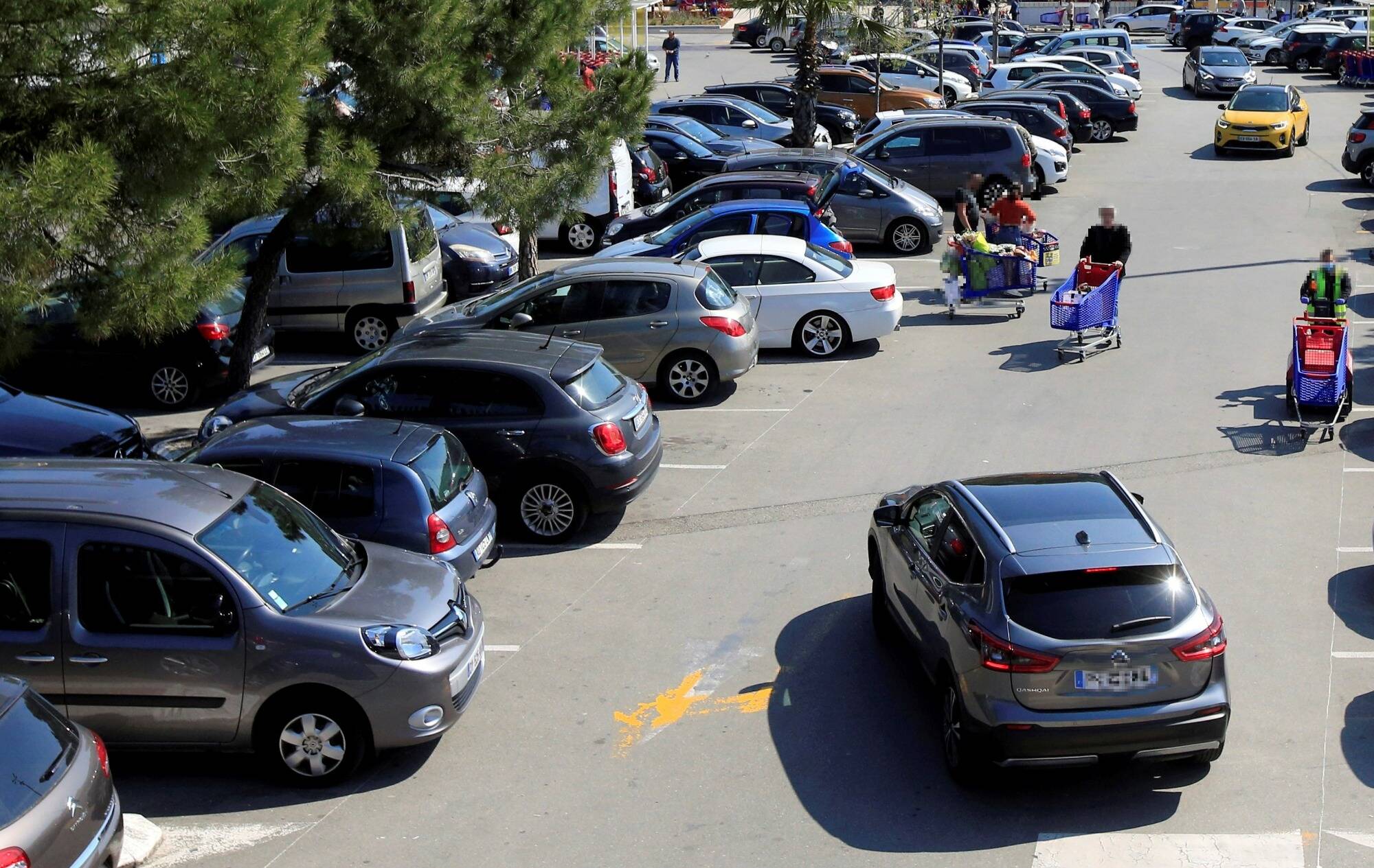 Un bébé et une fillette découverts seuls dans une voiture sur le parking d'un supermarché dans le Vaucluse