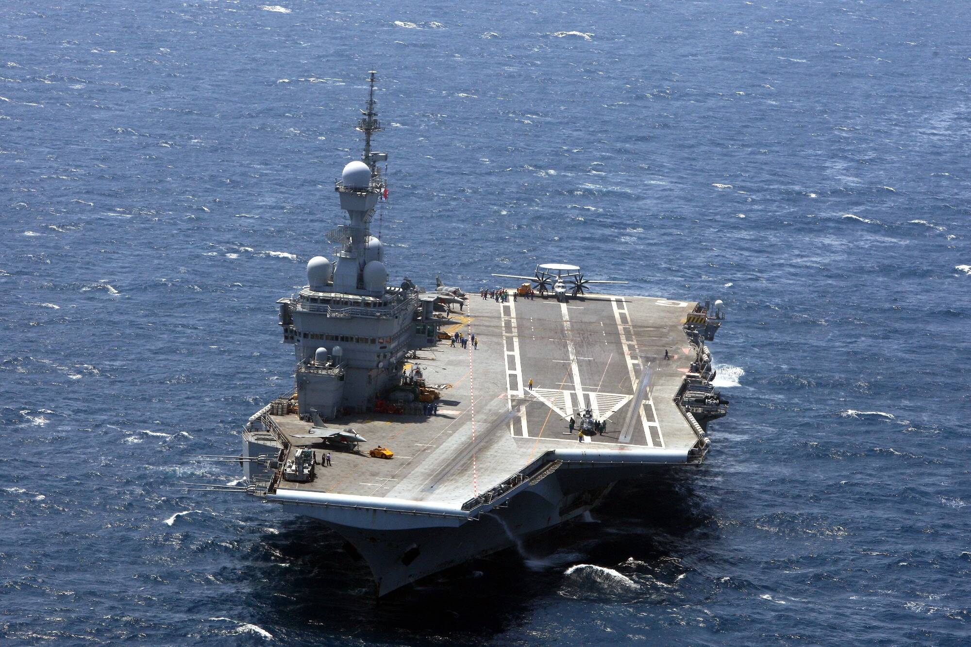 Le porte-avions français Charles-de-Gaulle aux Philippines en février