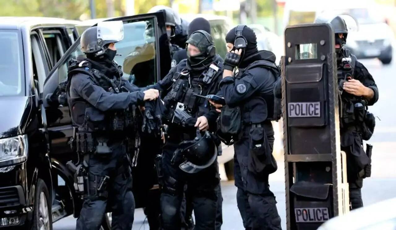 Un homme menace de se jeter du balcon de son appartement, le Raid intervient ce mardi à Nice