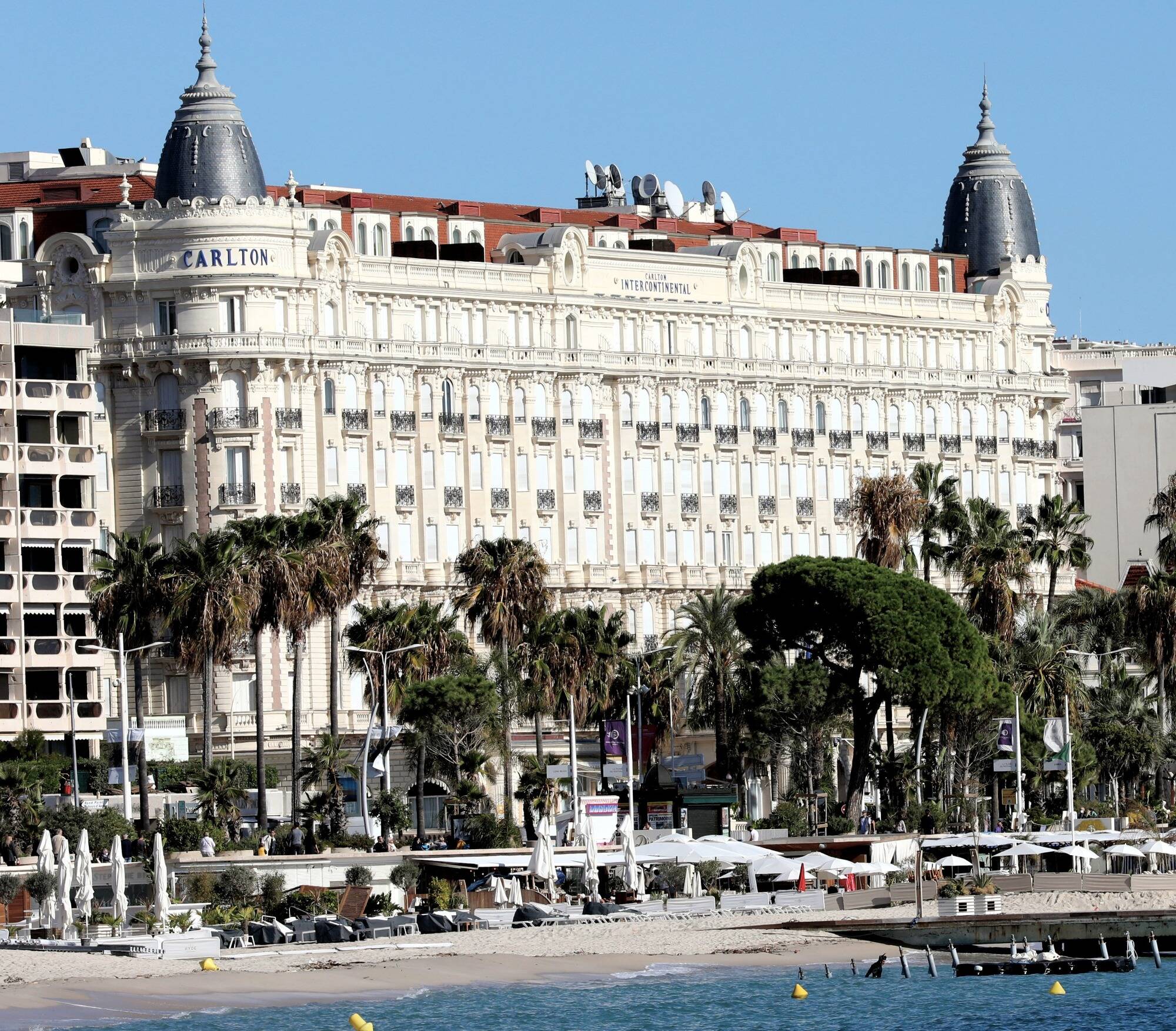 78e Festival de Cannes: au Carlton, rencontre avec Jean-François Pomares, un maître d'hôtel qui "gère l'imprévisible" depuis 40 ans