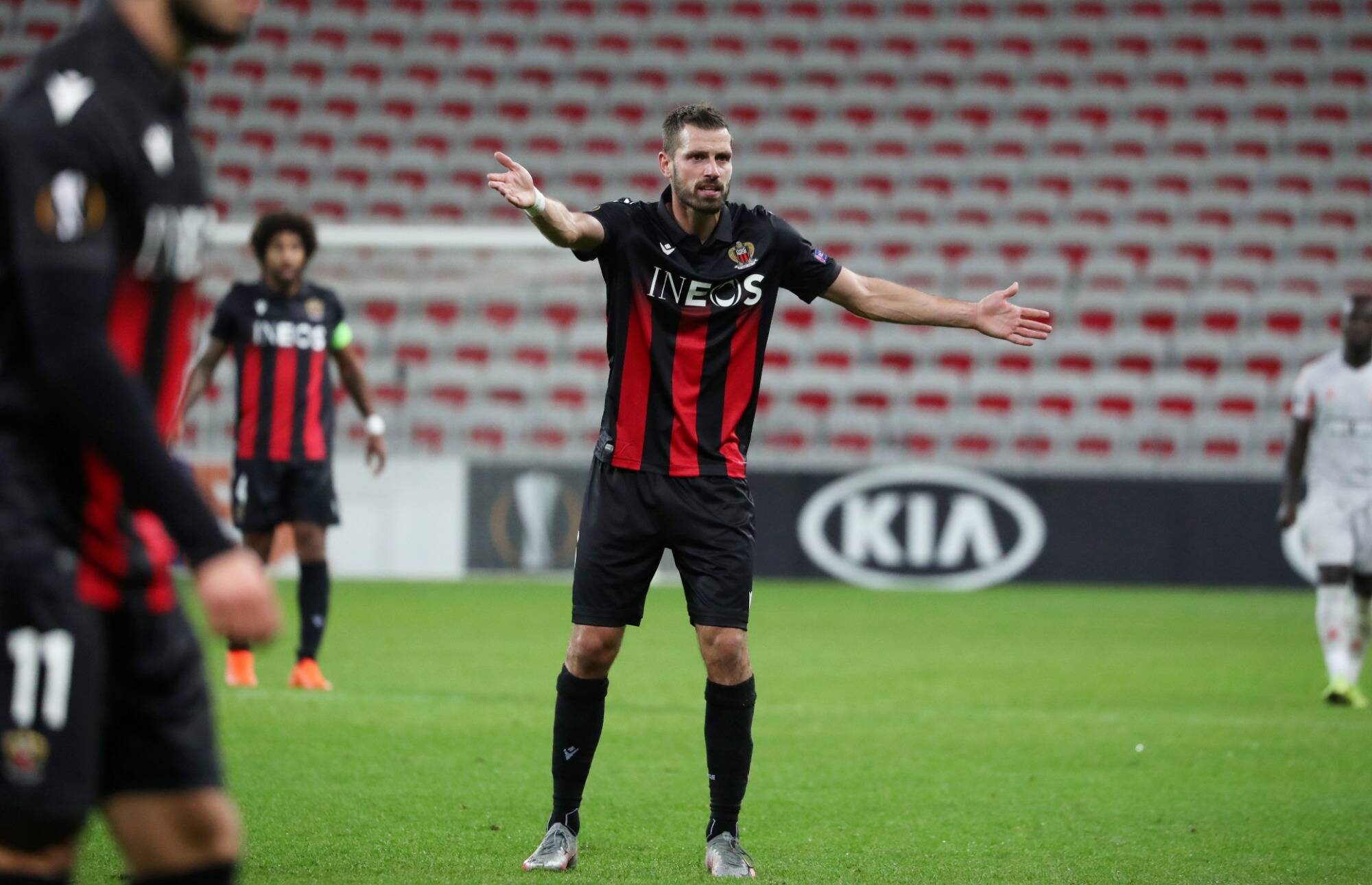 "Soit on met les tongs et on respecte personne, soit on se réveille", le coup de gueule de Morgan Schneiderlin après la défaite de l'OGC Nice à Dijon