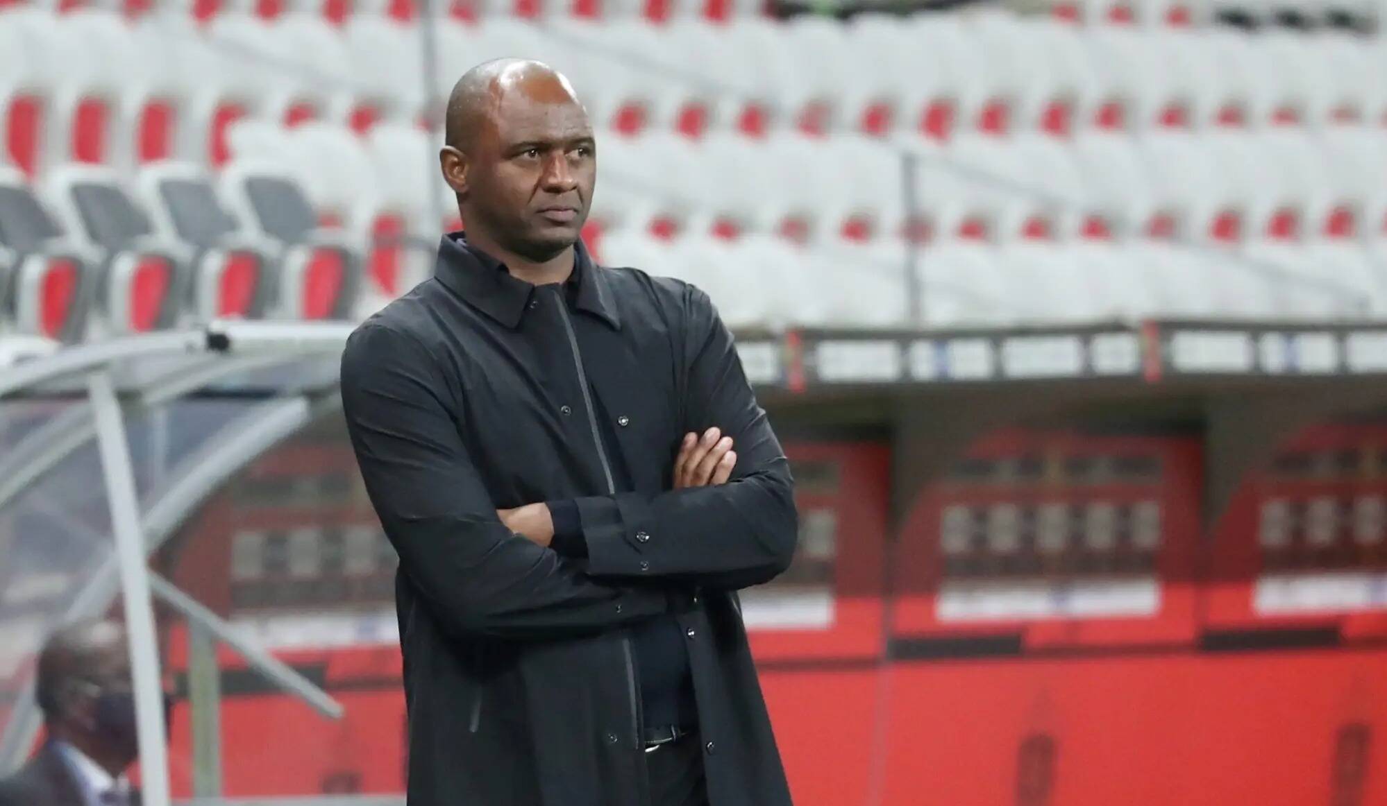 Pris à partie après un envahissement de terrain, l'ancien coach de l'OGC Nice Patrick Vieira frappe un supporter adverse