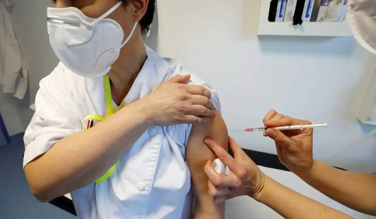Covid: les députés rejettent une abrogation de l'obligation vaccinale pour les soignants