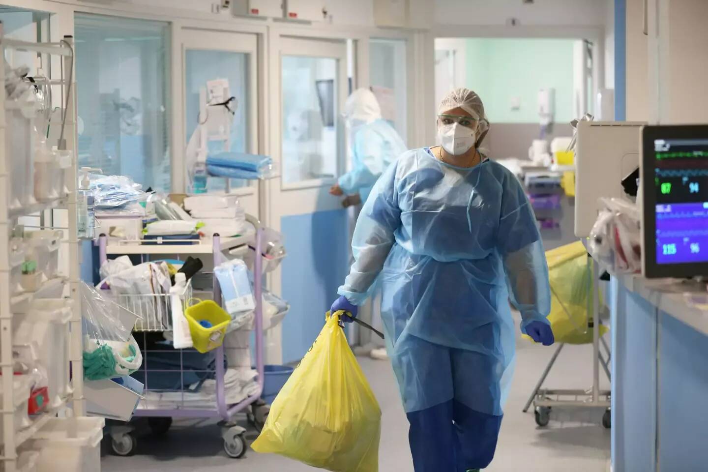 Covid-19: la décrue ralentit en France avant une probable 8e vague