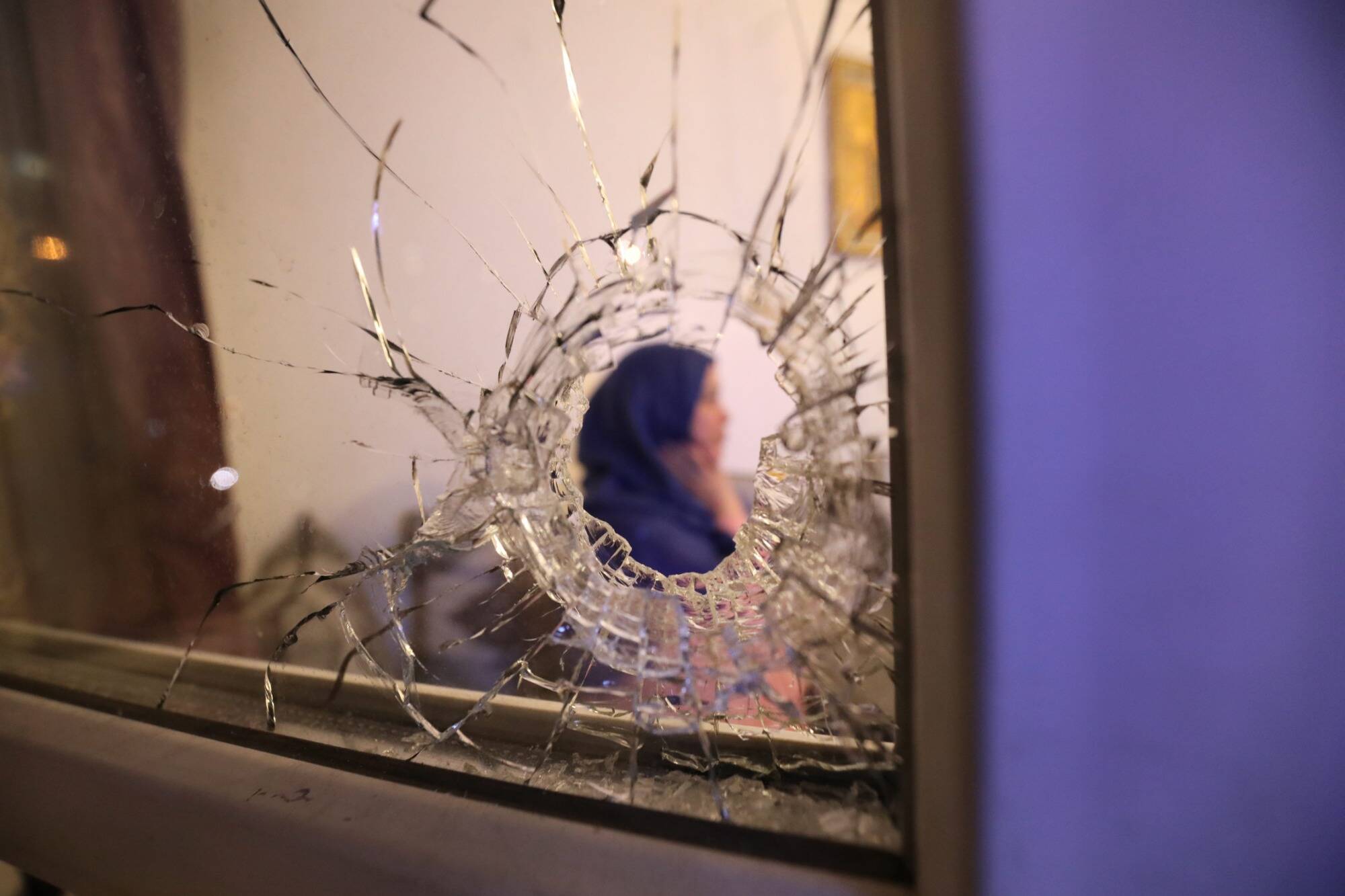 "Une histoire de fou", une balle perdue vient transpercer sa fenêtre et la blesse au cou