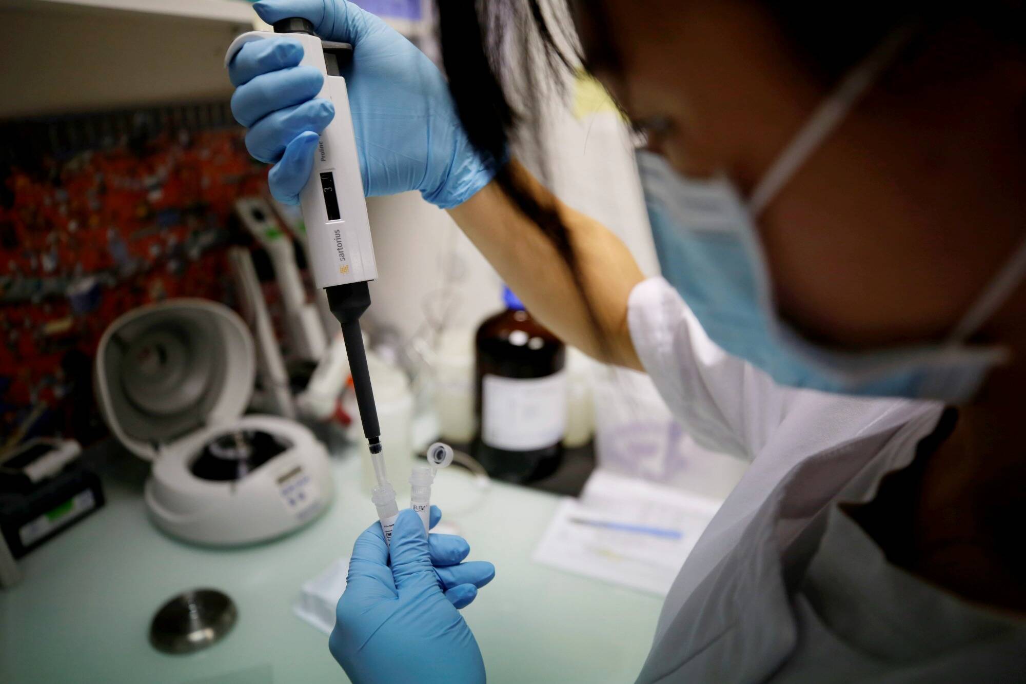 Covid-19: ce que l'on sait après la confirmation du premier cas de variant Omicron en métropole