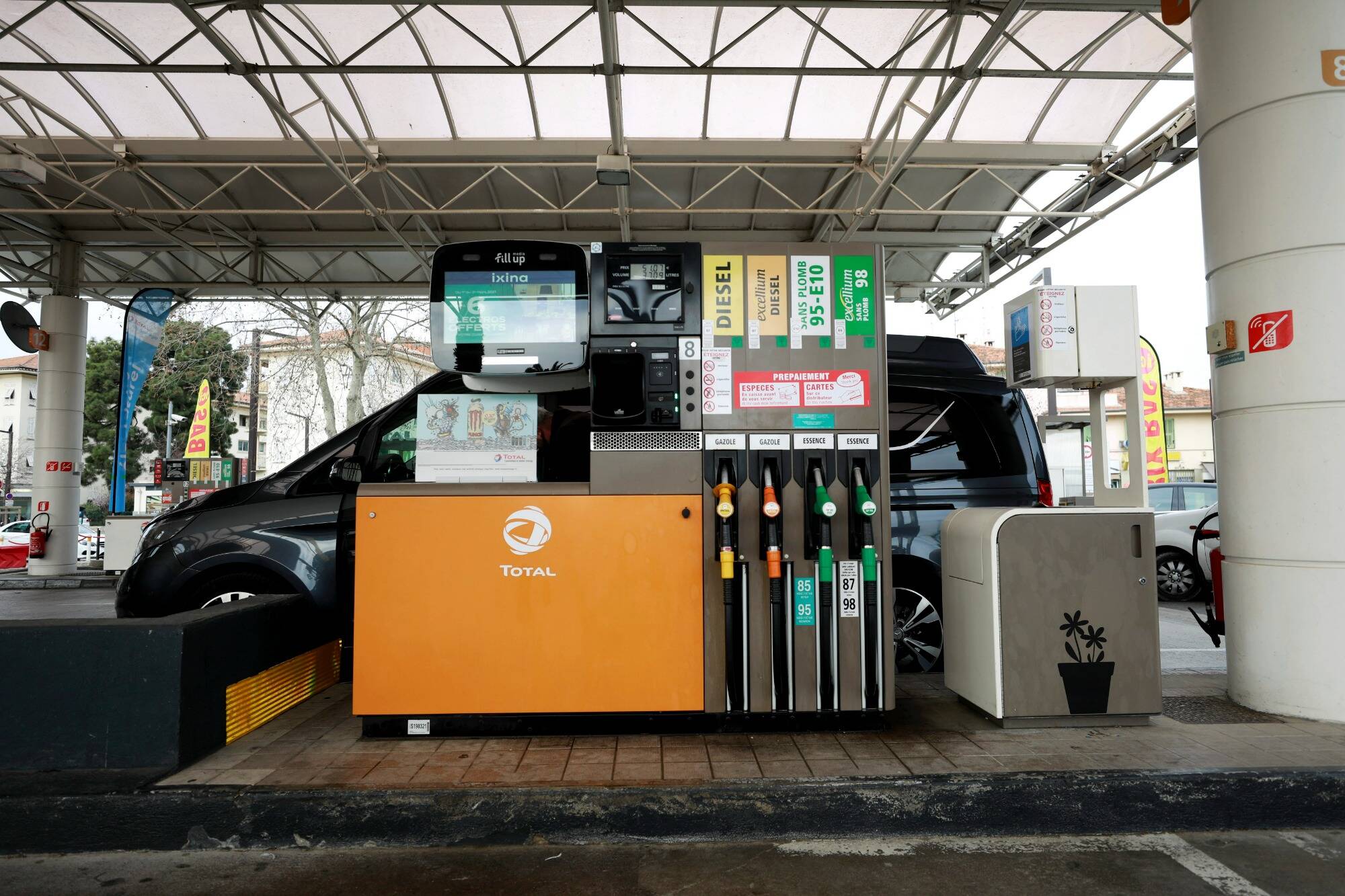 Est-il possible de remplir des jerricans d'essence dans les stations-service des Alpes-Maritimes?