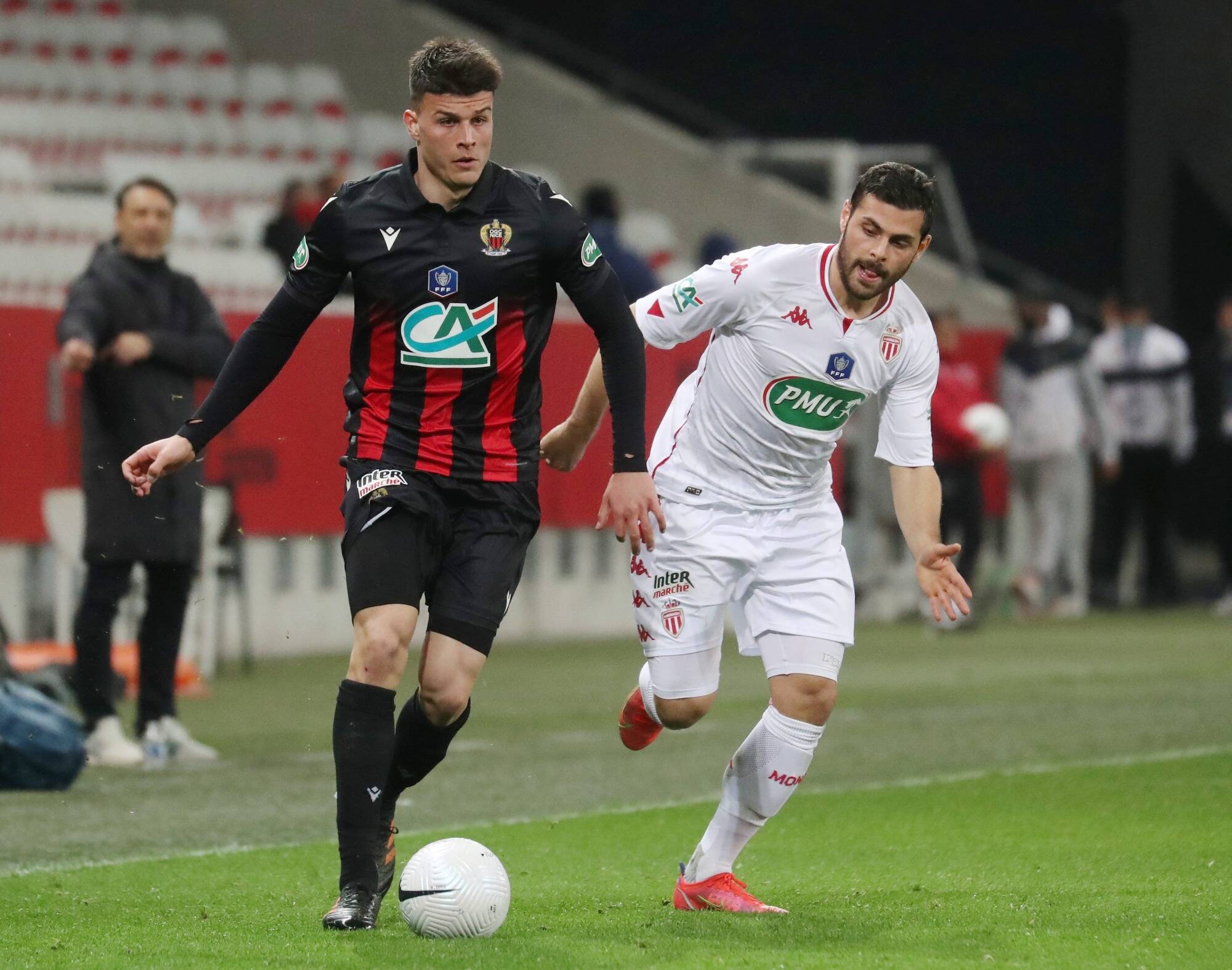 OGC Nice-OM : Nice avec Daniliuc à droite et Delort en attaque contre Marseille