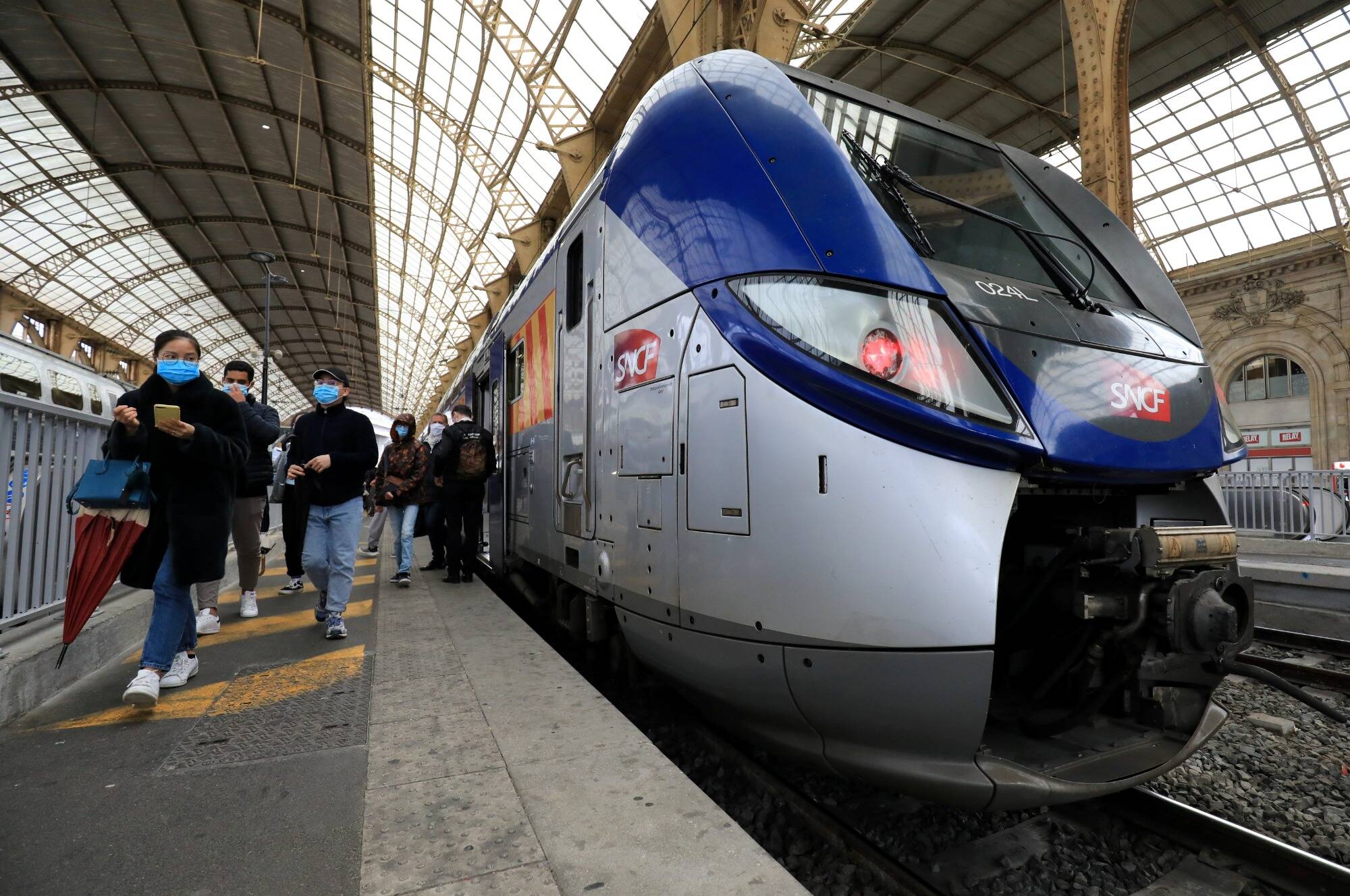 Pass sanitaire dans les gares: pourquoi des voyageurs ont-ils un bracelet bleu au poignet?