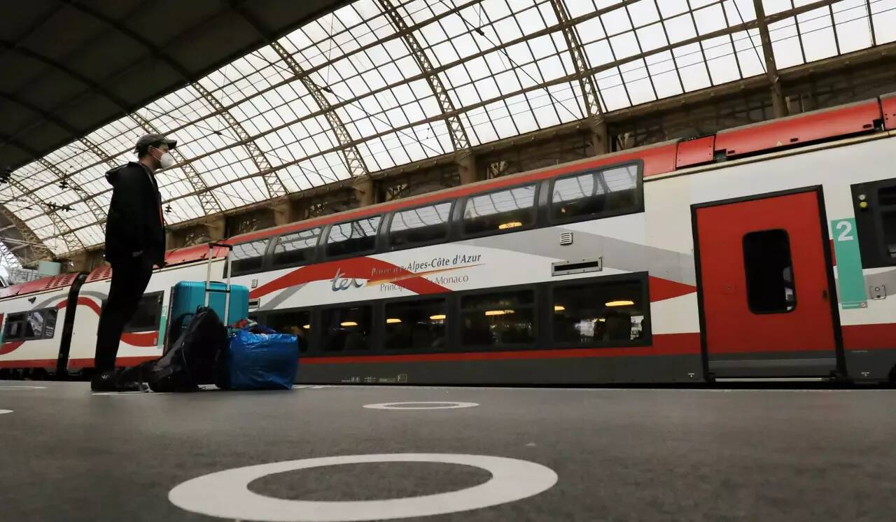 SNCF: un premier contrat pour installer des panneaux solaires, une gare des Alpes-Maritimes concernée