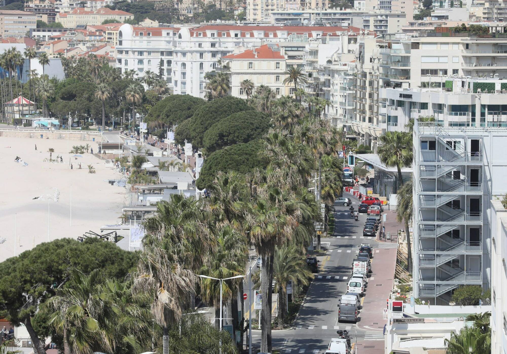 Le vacancier déambule sur la Croisette et se fait subitement arracher sa montre de luxe, son agresseur prend la fuite