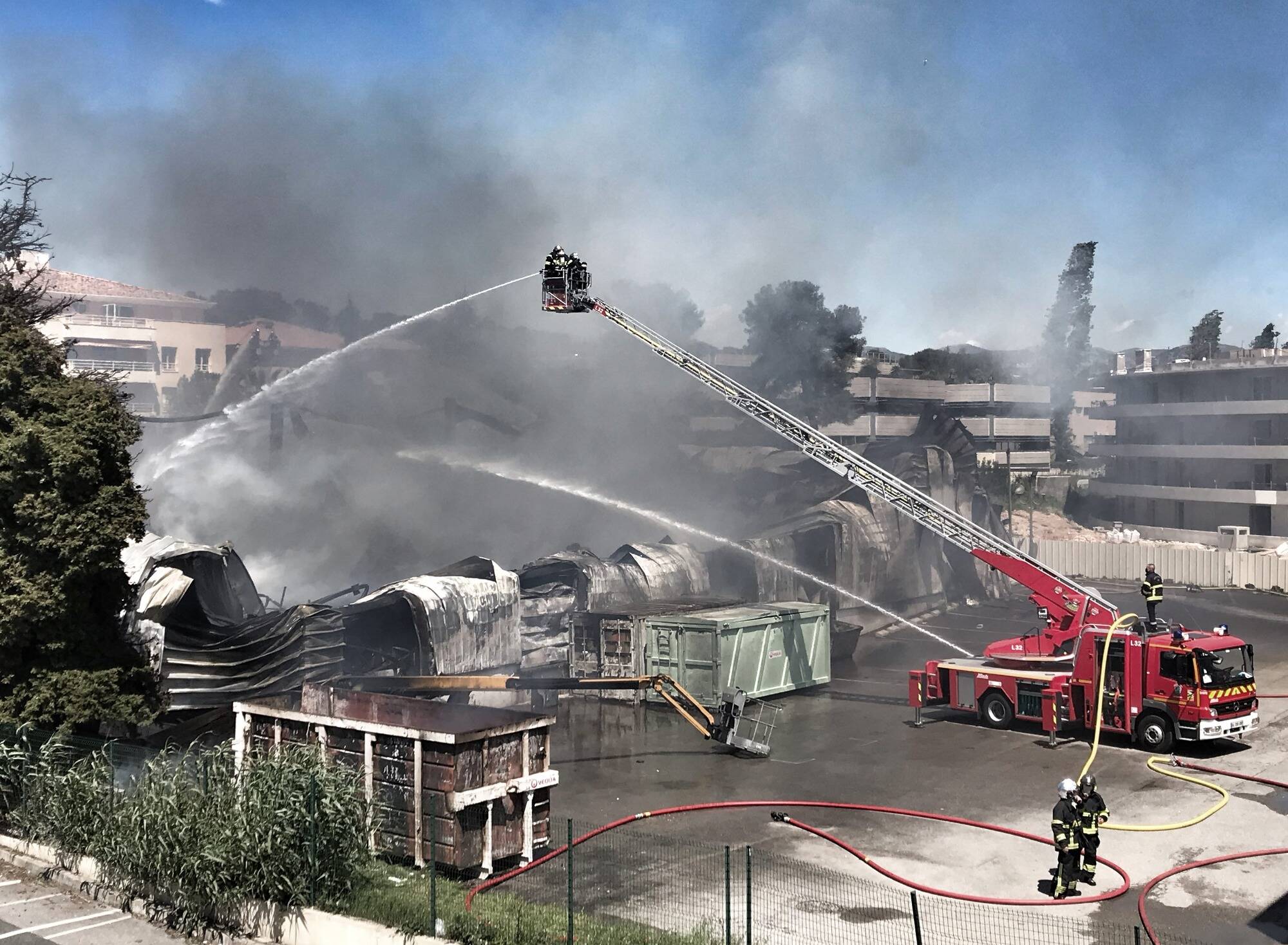 VIDEO. "Des flammes gigantesques", bilan... Le point sur le violent incendie qui a ravagé un entrepôt à Villeneuve-Loubet