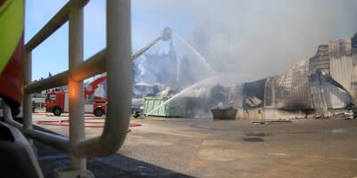 PHOTOS. Totalement ravagé par un incendie, voici des images de l'entrepôt de Villeneuve-Loubet lors de l'intervention des sapeurs-pompiers