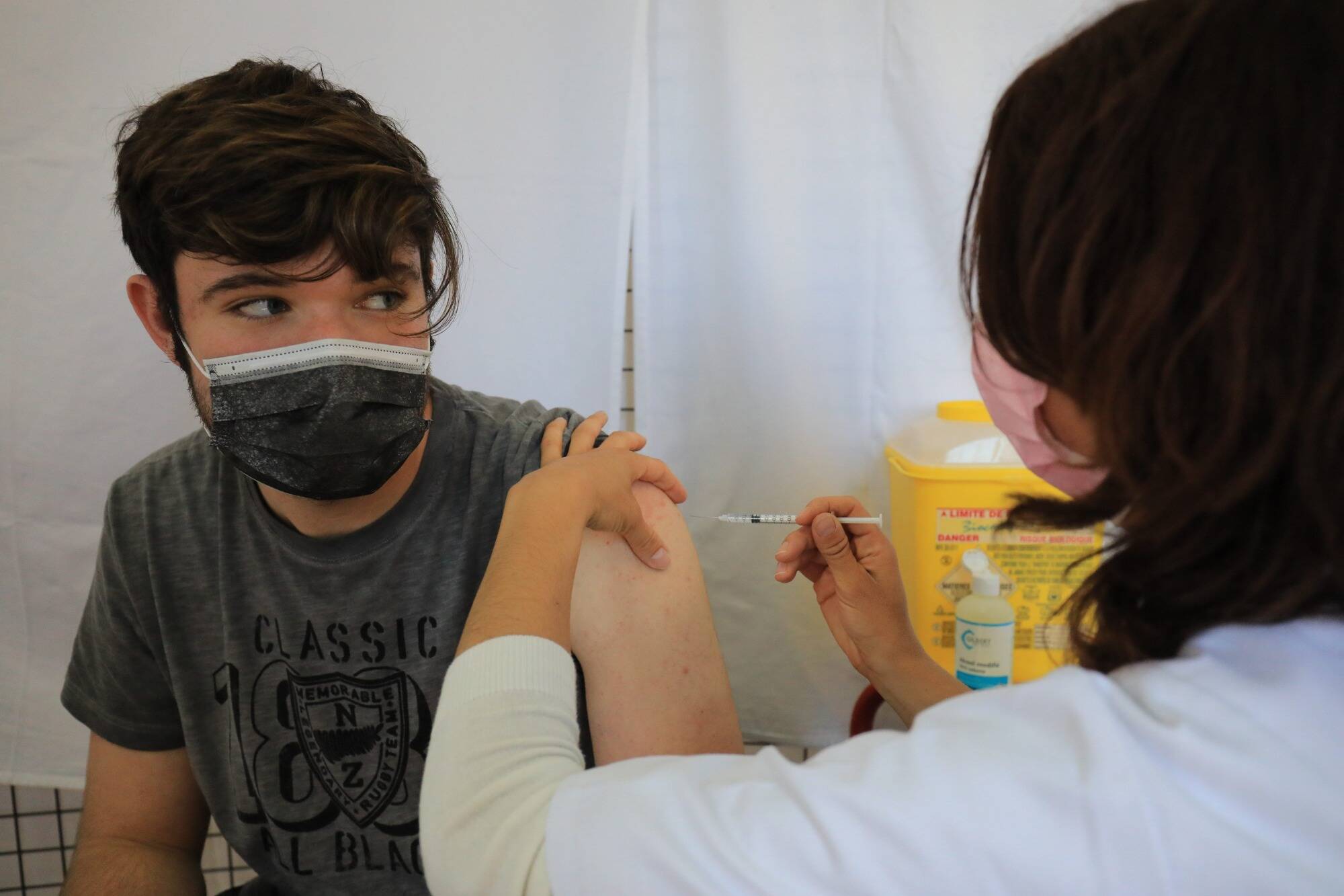 Covid: les 12-18 ans pourront se faire vacciner à partir du 15 juin, annonce Emmanuel Macron