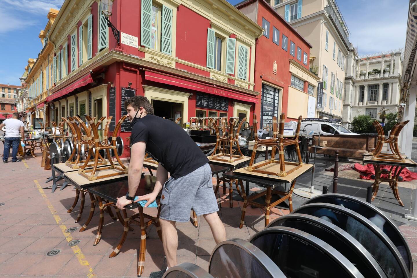 Właściciele restauracji przygotowują się na Cours Saleya w Nicei.