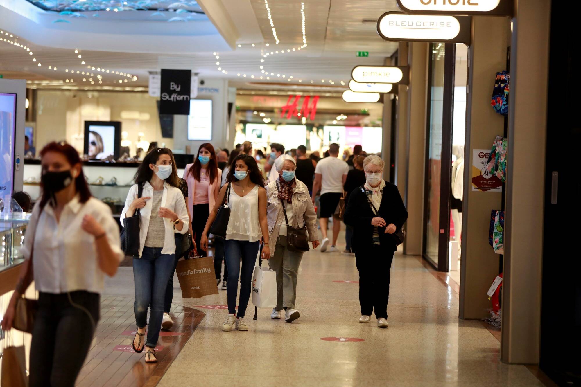 J'ai 17 ans et je ne suis pas vaccinée, est-ce que je devrais présenter un test pour aller au centre commercial ou voyager cet été?