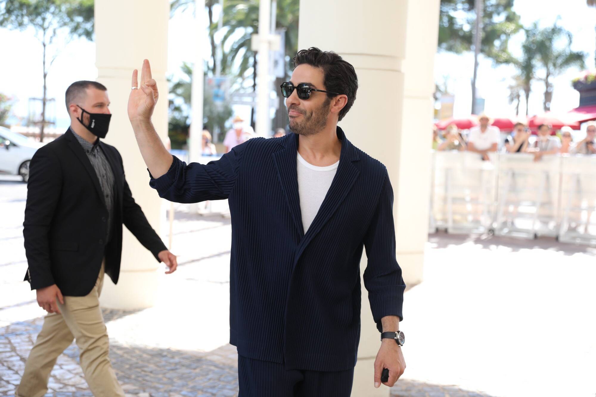 Tahar Rahim incarnera Charles Aznavour dans un biopic au cinéma l'an prochain