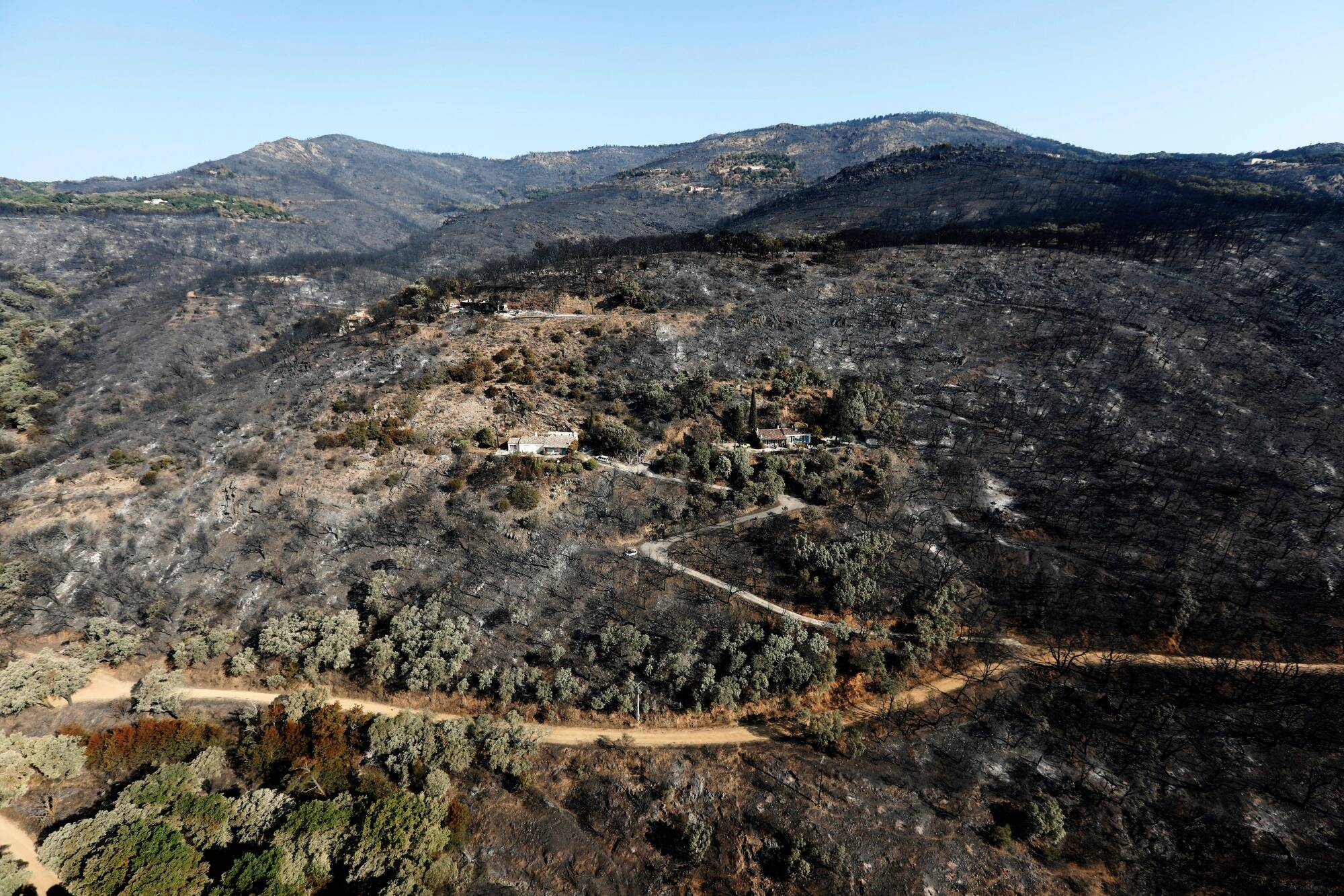Incendie dans le Var: les pompiers se préparent à la reprise du mistral et au "dimanche le plus chaud et sec de France"