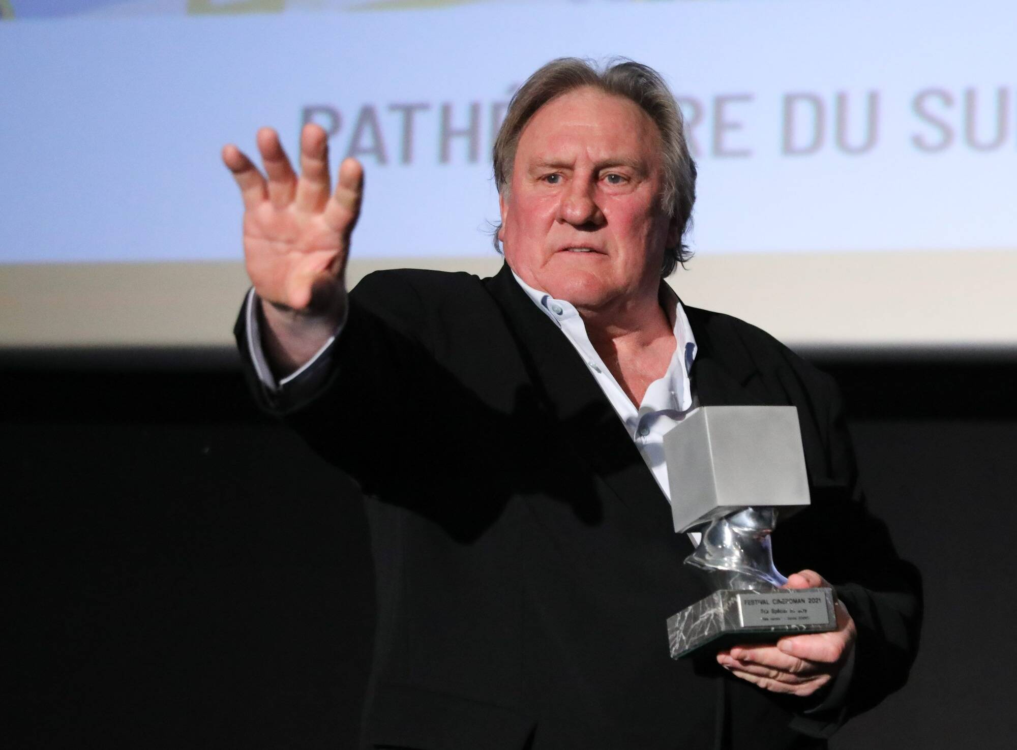 "Prends la photo pendant que je te touche le cul": les remarques hallucinantes de Gérard Depardieu à des femmes lors d'un voyage en Corée du Nord