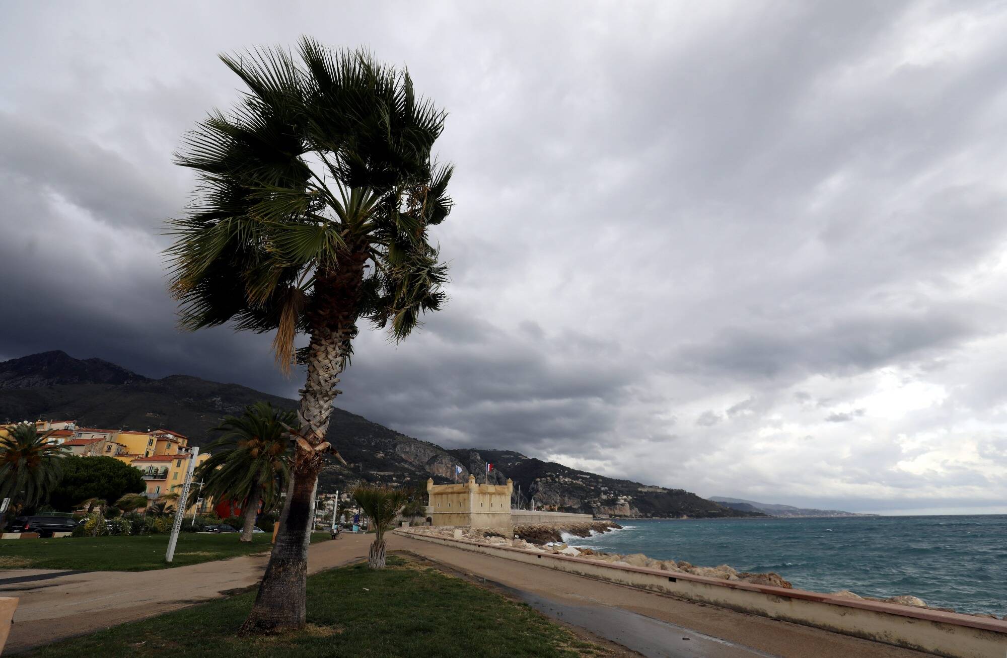 Les Alpes-Maritimes passent en vigilance jaune vent violent, jusqu'à 80km/h attendus ce samedi
